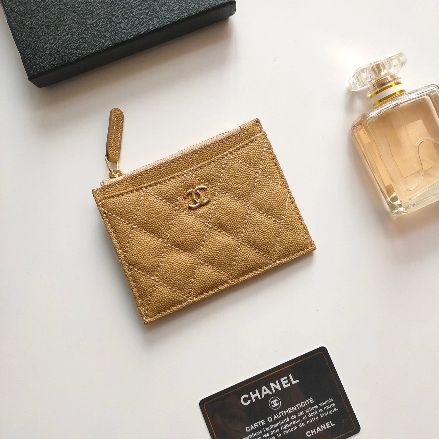 CC ZIPPED CARD HOLDER 11.5 AMBER GRAINED CALFSKIN GOLD ICON
