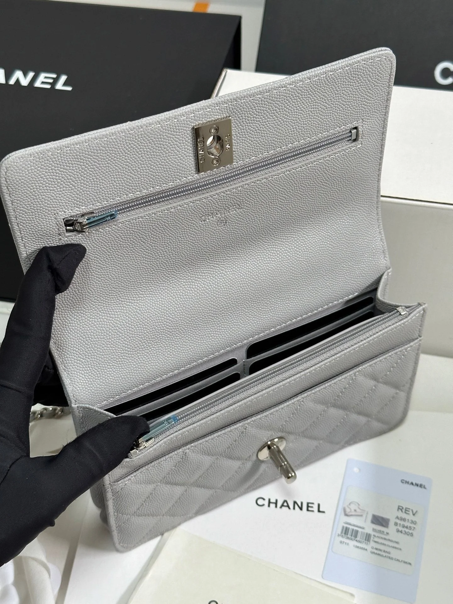 FLAP BAG WITH SILVER-TONE HANDLE 19 IN GREY SHINY CAVIAR SKIN