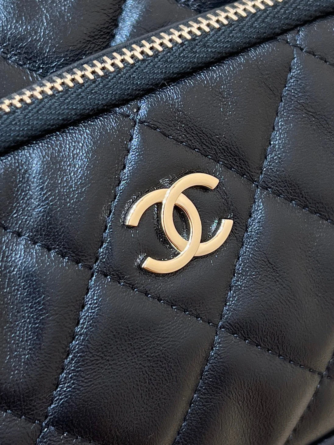 QUILTED SHOULDER BAG 21 IN BLACK LAMBSKIN WITH GOLD METALLIC
