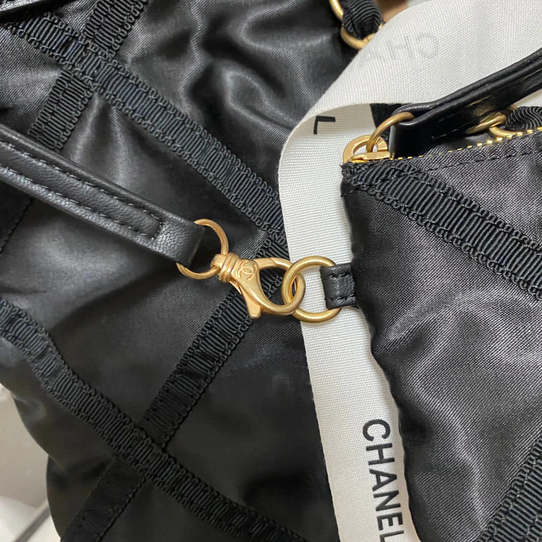 TOTE BAG 44 IN BLACK NYLON GOLD HARDWARE