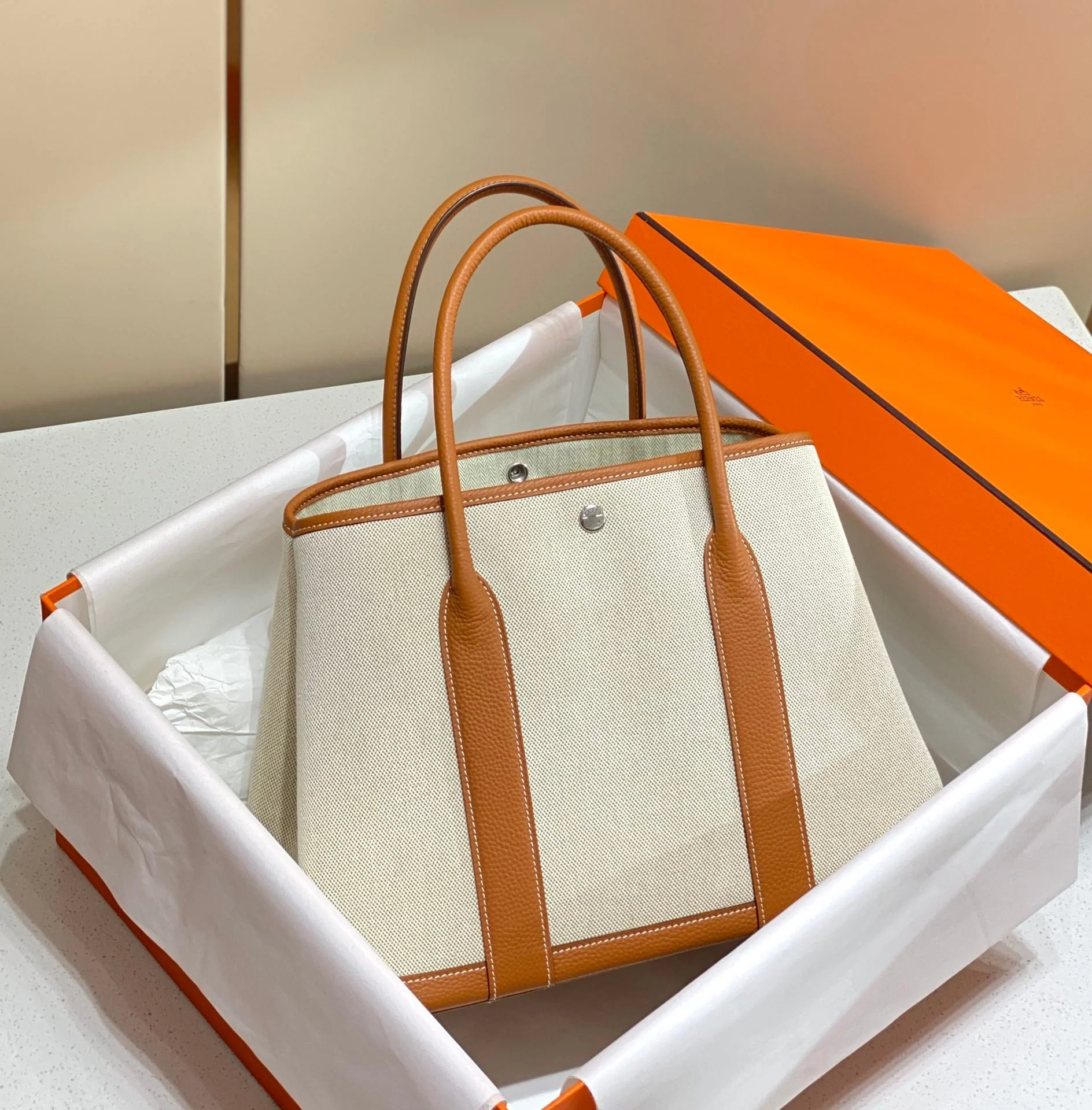 GARDEN PARTY 36CM IN WHITE TOILETS COTTON CANVAS AND BROWN CALFSKIN