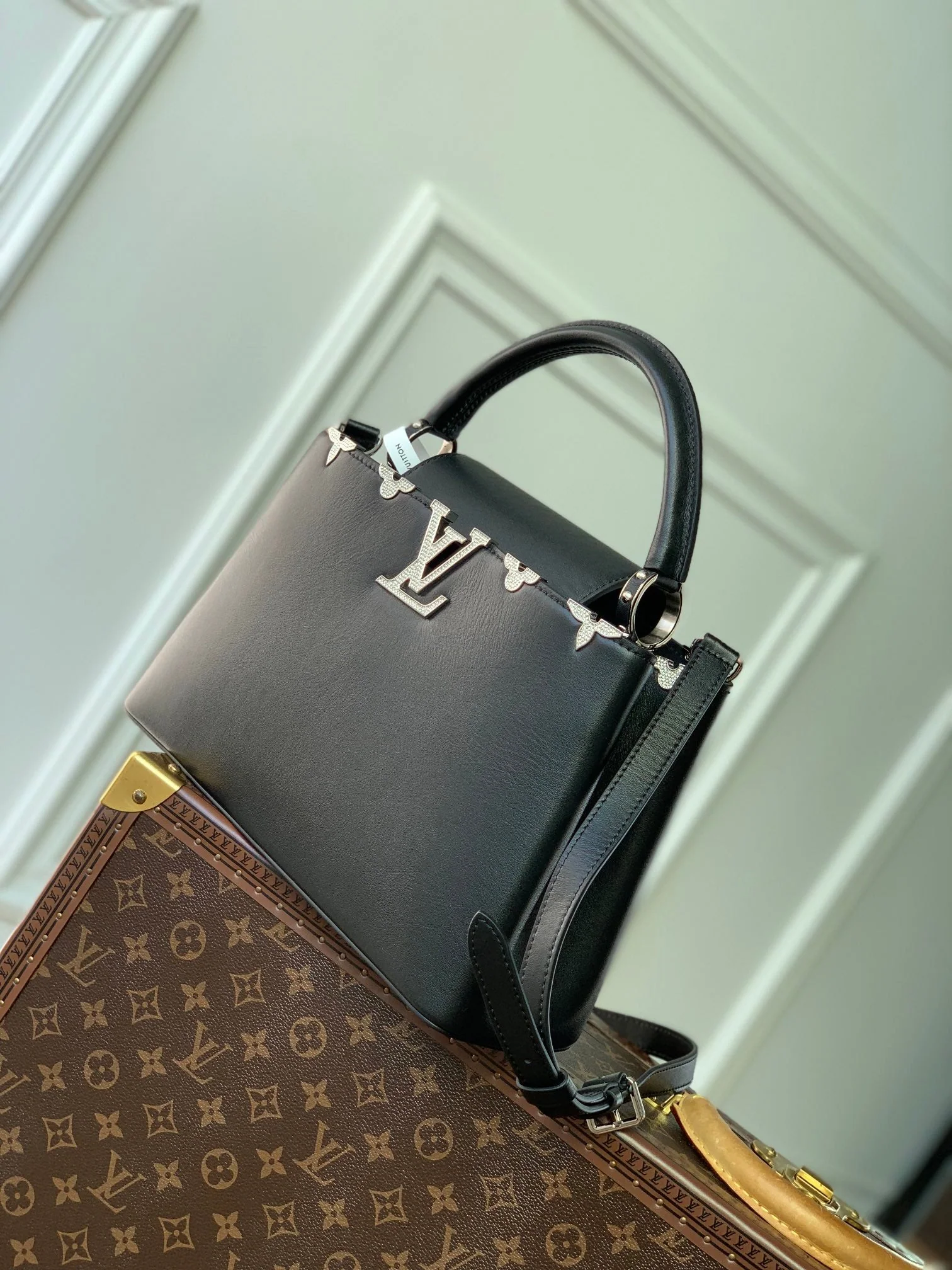 CAPUCINES MM 31 BLACK TAURILLON SILVER HARDWARE