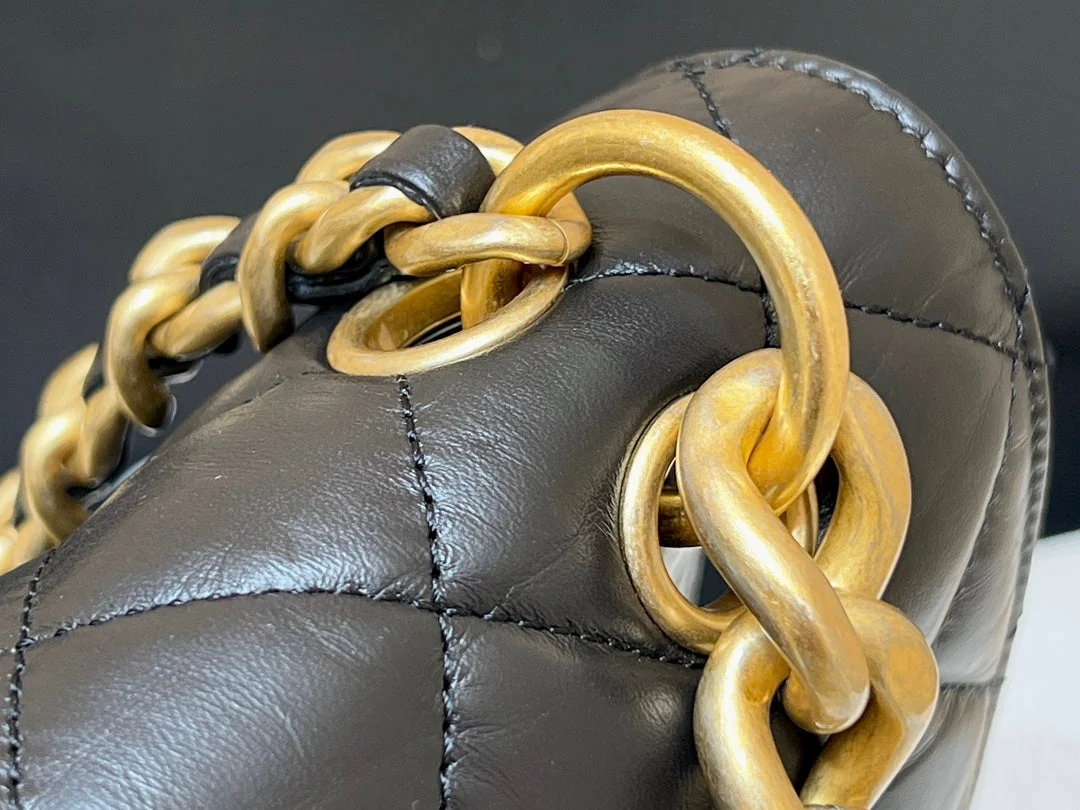 25S CHANEL MEDIUM FLAP BAG 25 IN BLACK CALFSKIN GOLD HARDWARE