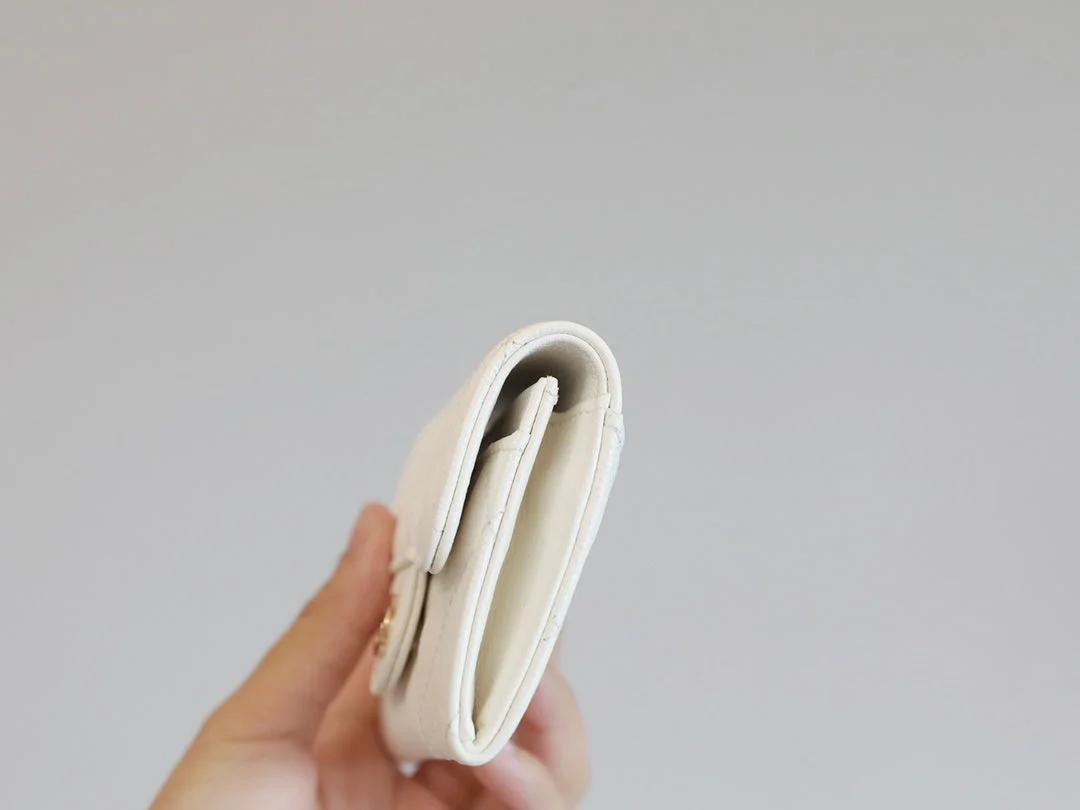 CC FLAP CARD HOLDER 11.3 WHITE GRAINED CALFSKIN GOLD ICON
