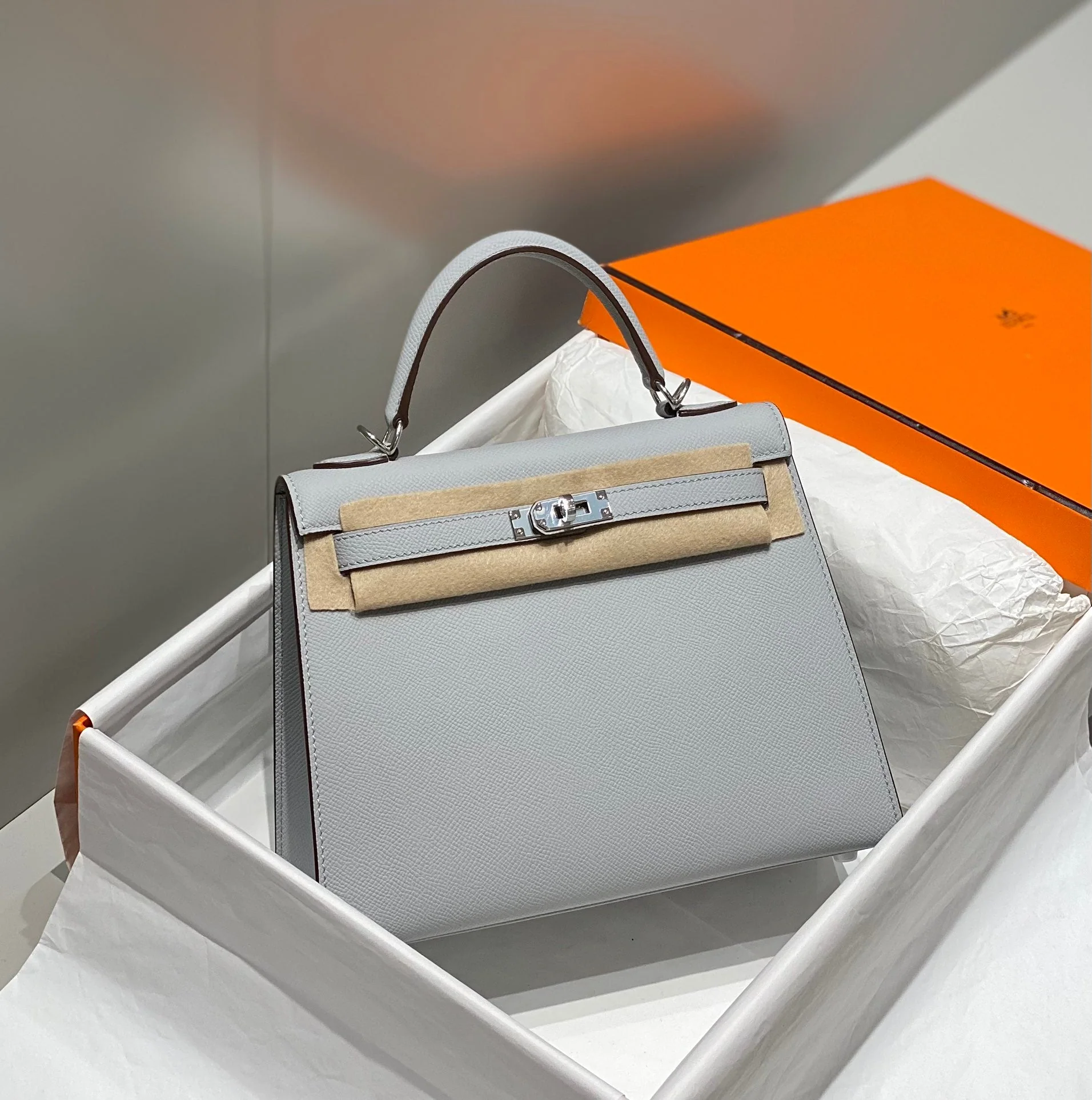 KELLY 25CM IN GRIS PERLE EPSOM CALFSKIN PALLADIUM HARDWARE