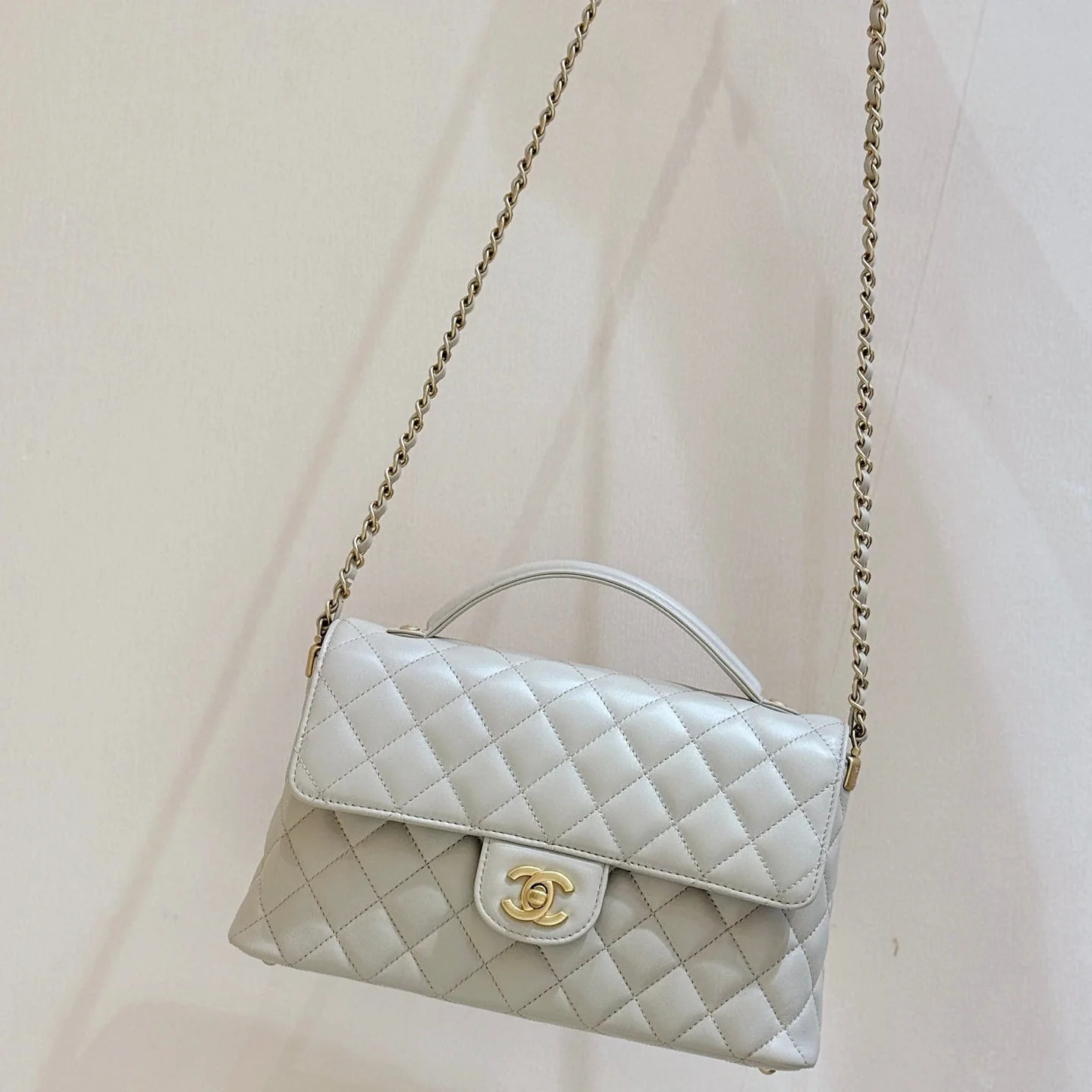 QUILTED FLAP BAG WITH HANDLE 26 IN BEIGE LAMBSKIN GOLD PLATED METAL