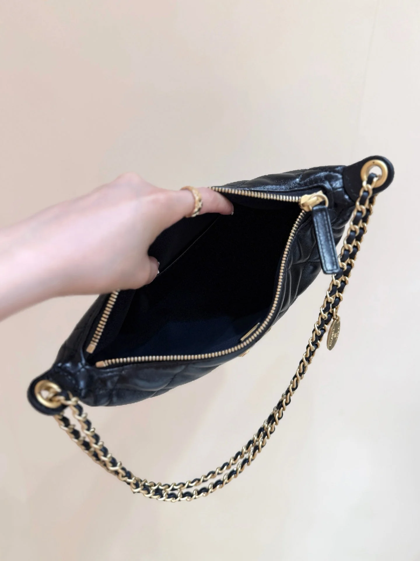 QUILTED HOBO SHOULDER BAG 26 IN BLACK GLOSSY LAMBSKIN