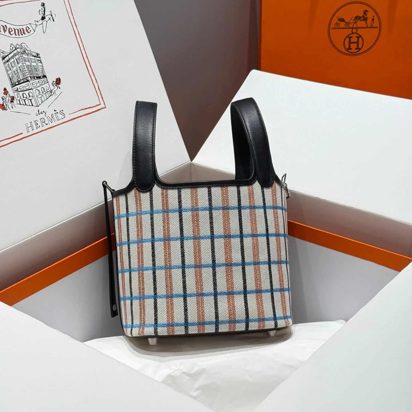 PICOTIN LOCK 18 BAG IN BLACK CALFSKIN ÉCRU/NOIR/FAUVE/NOIR/BLEU ZANZIBAR EMBROIDERY PLAID CANVAS
