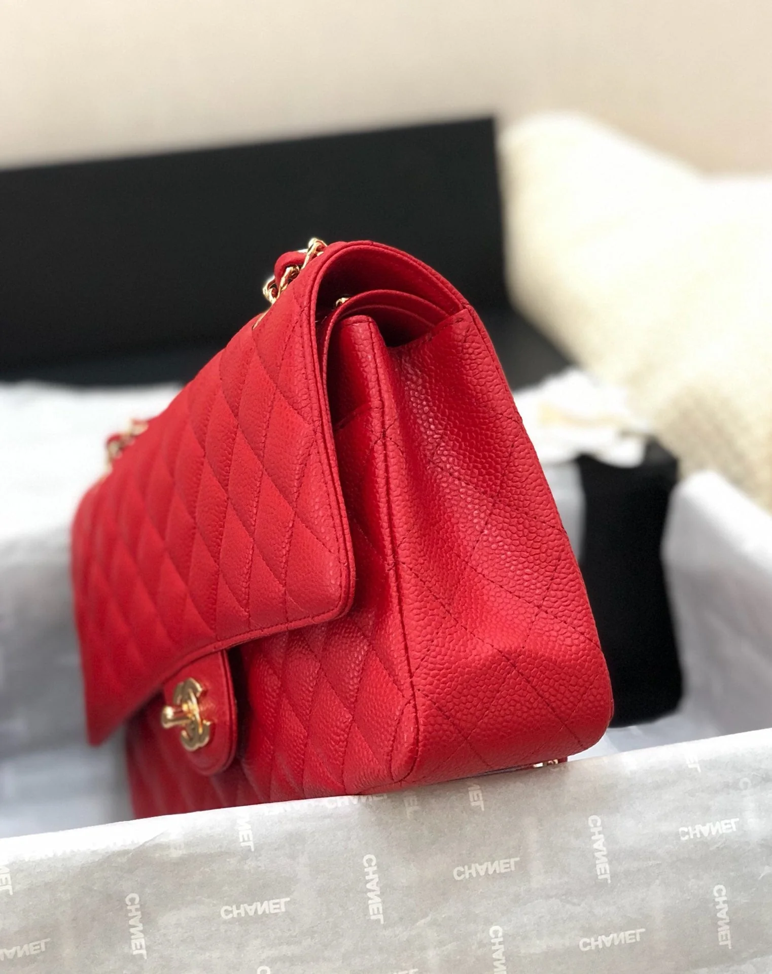 FLAP BAG MEDIUM 25CM RED CAVIAR GOLD HARDWARE