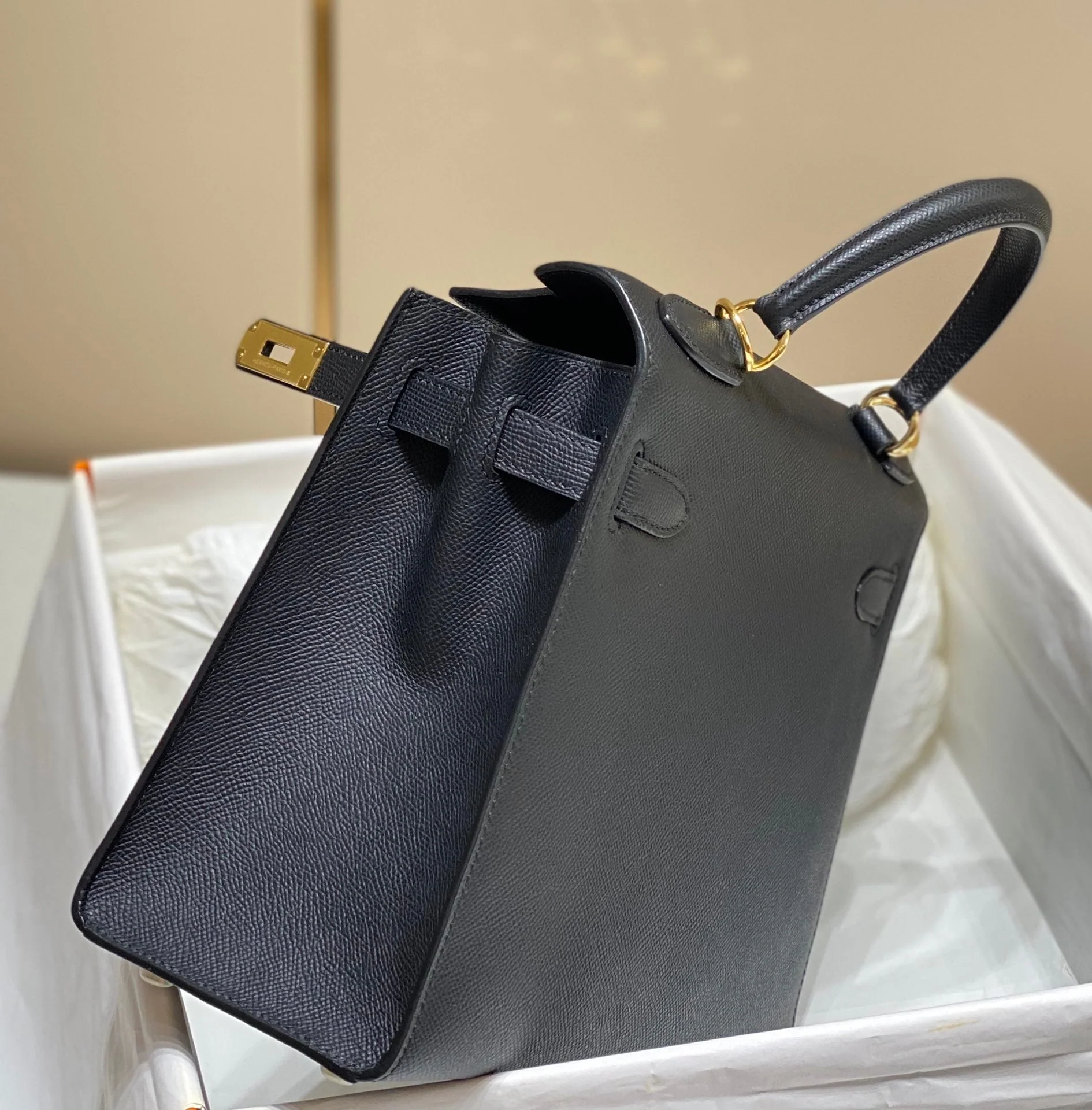 KELLY 28CM IN NOIR EPSOM CALFSKIN GOLD HARDWARE