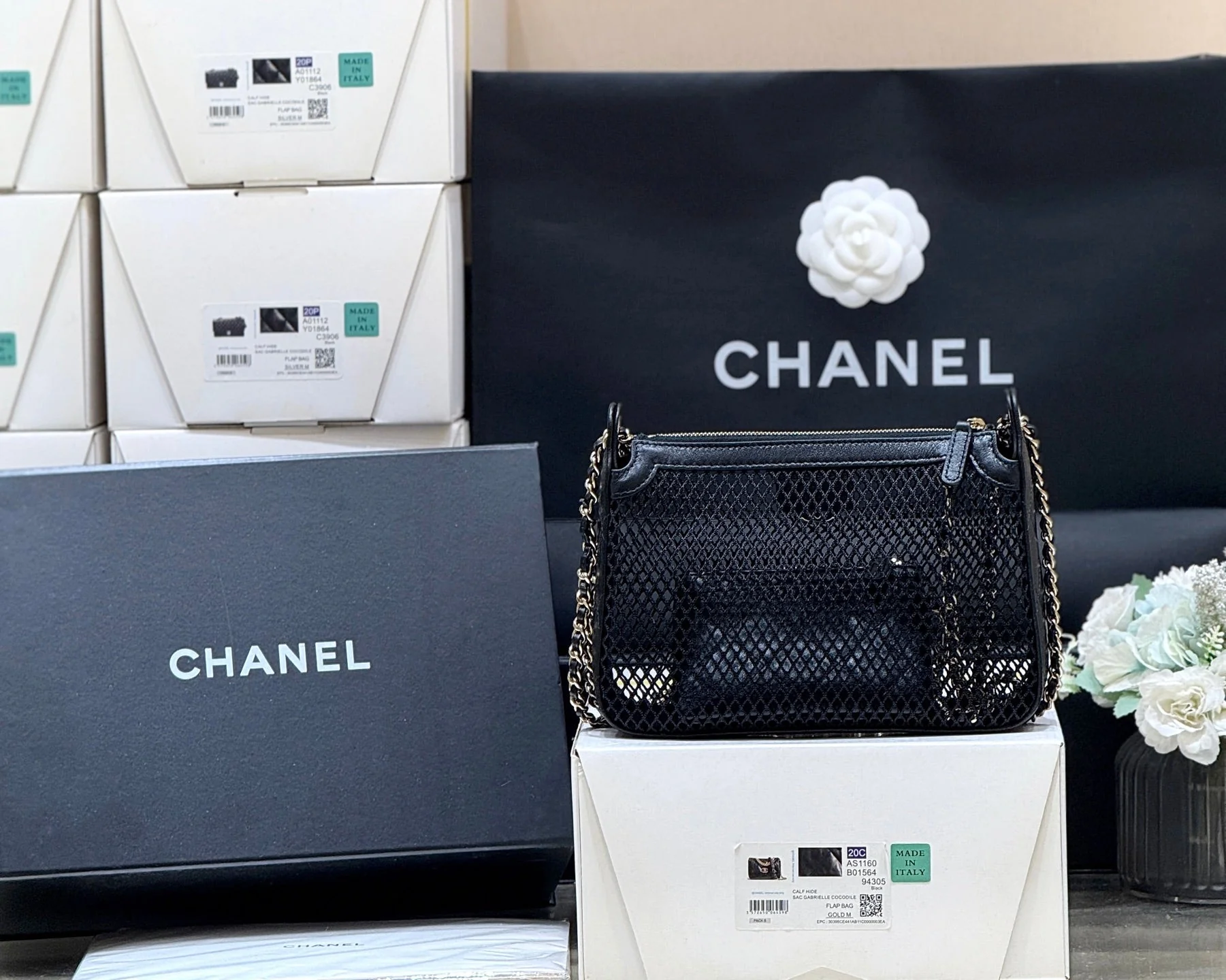 MESH POUCH 20 IN BLACK EFFECT LAMBSKIN WITH GOLD HARDWARE