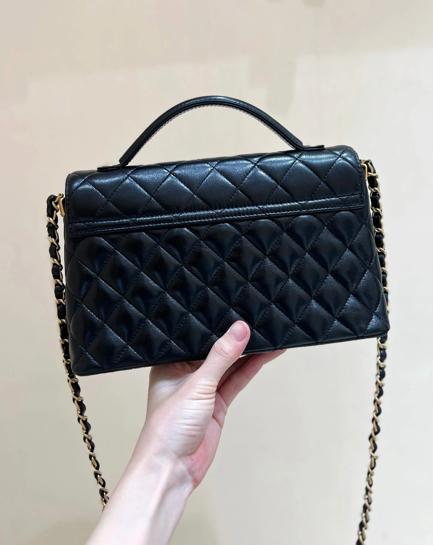 QUILTED FLAP BAG WITH HANDLE 26 IN BLACK LAMBSKIN GOLD PLATED METAL