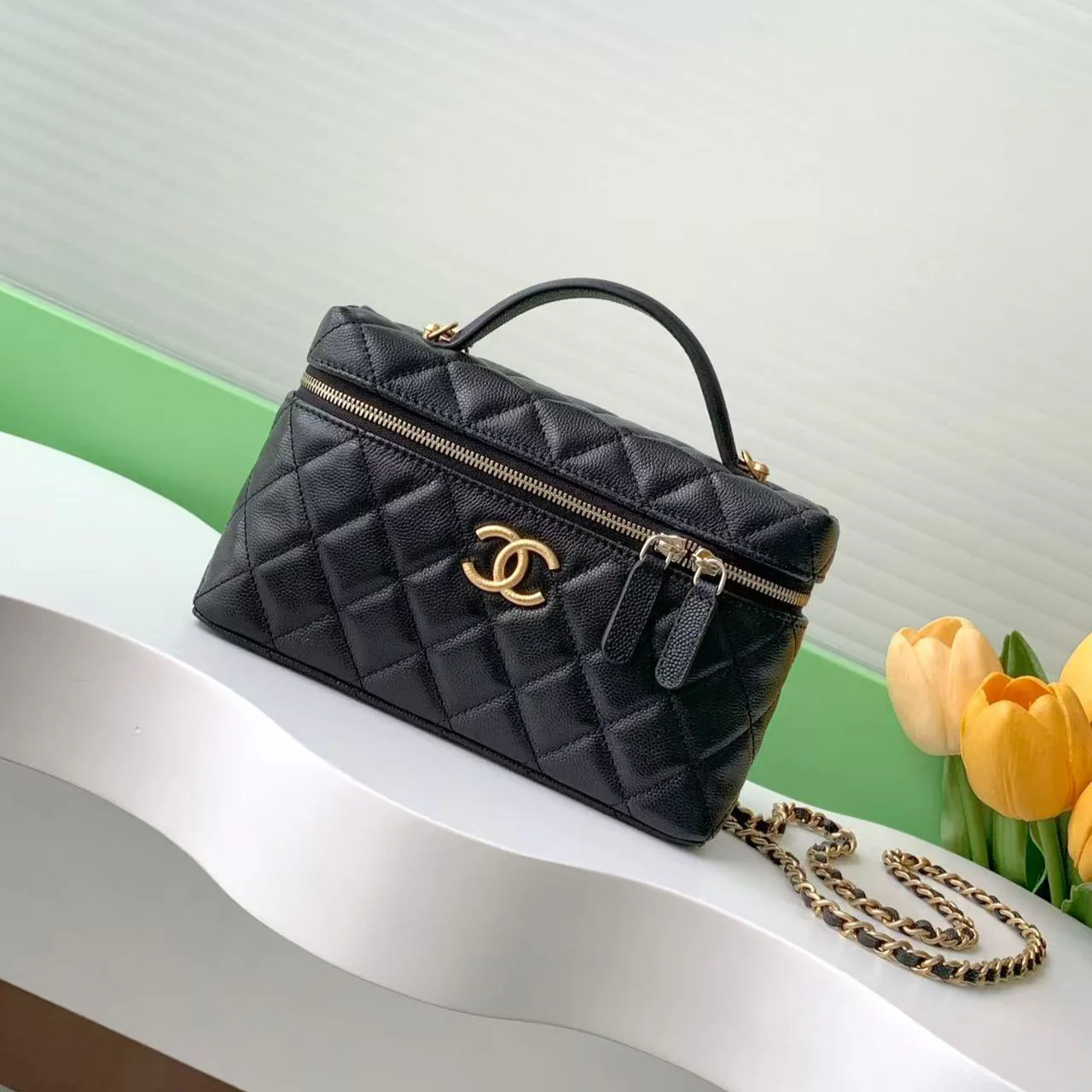 VANITY CASE 19 IN BLACK GRAINED CALFSKIN GOLD HARDWARE