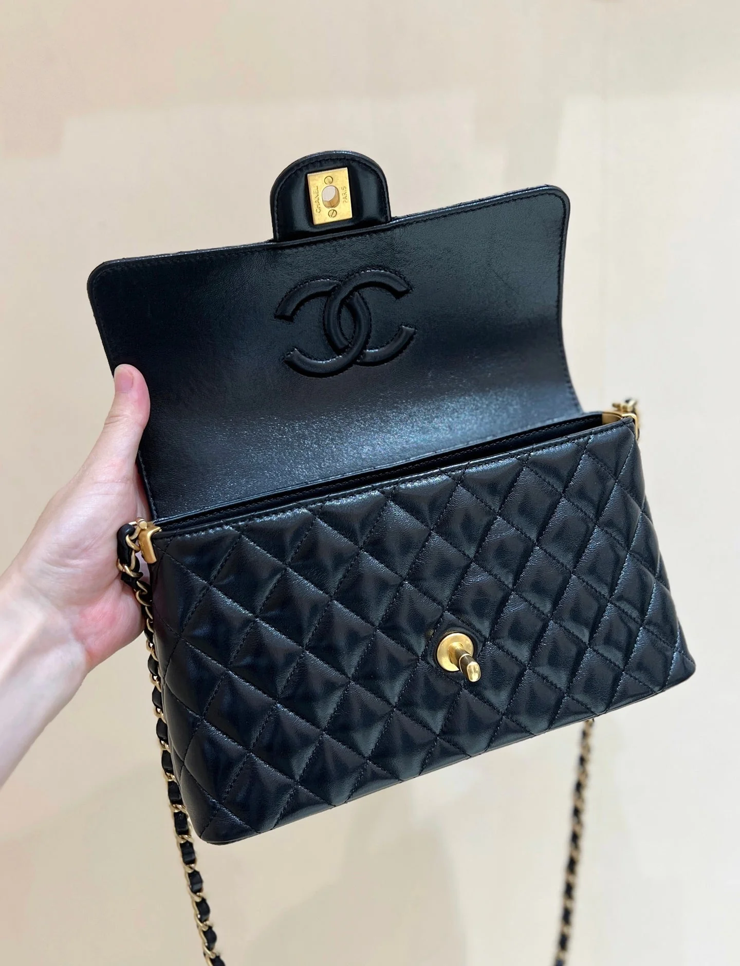 QUILTED FLAP BAG WITH HANDLE 26 IN BLACK LAMBSKIN GOLD PLATED METAL