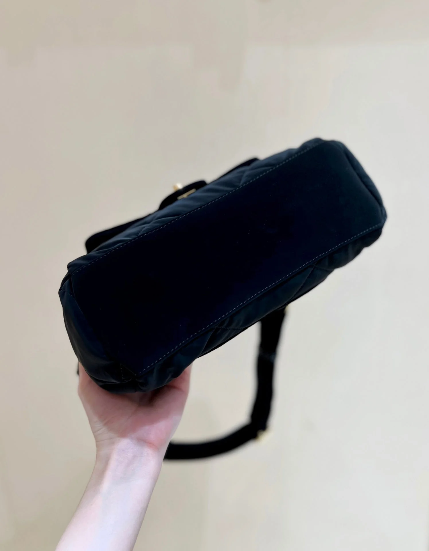 HOBO BAG 32 IN BLACK NYLON WITH GOLD METAL