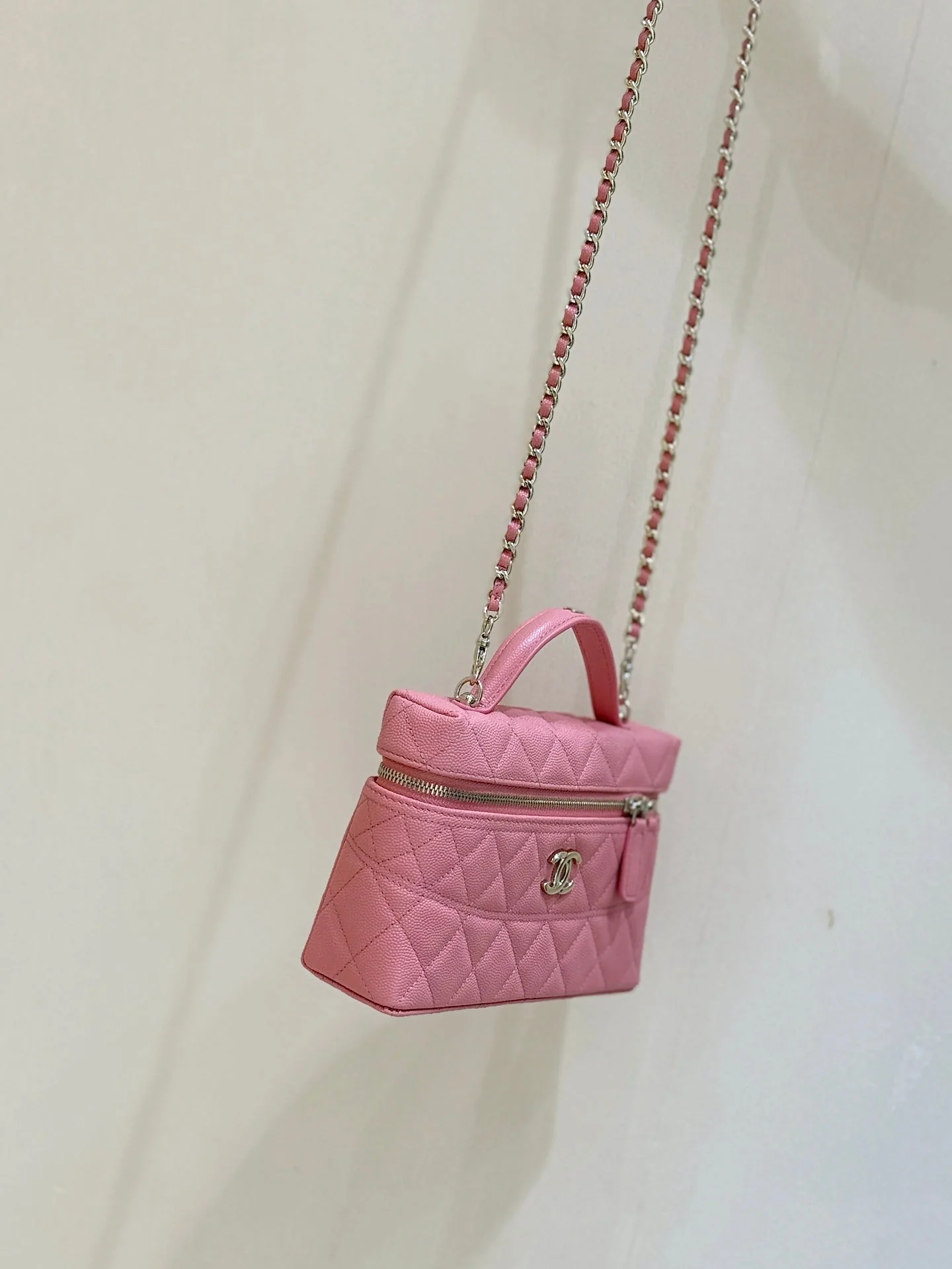 VANITY CASE 19 IN CONTESSA PINK CALFSKIN GOLD-TONE METALLIC