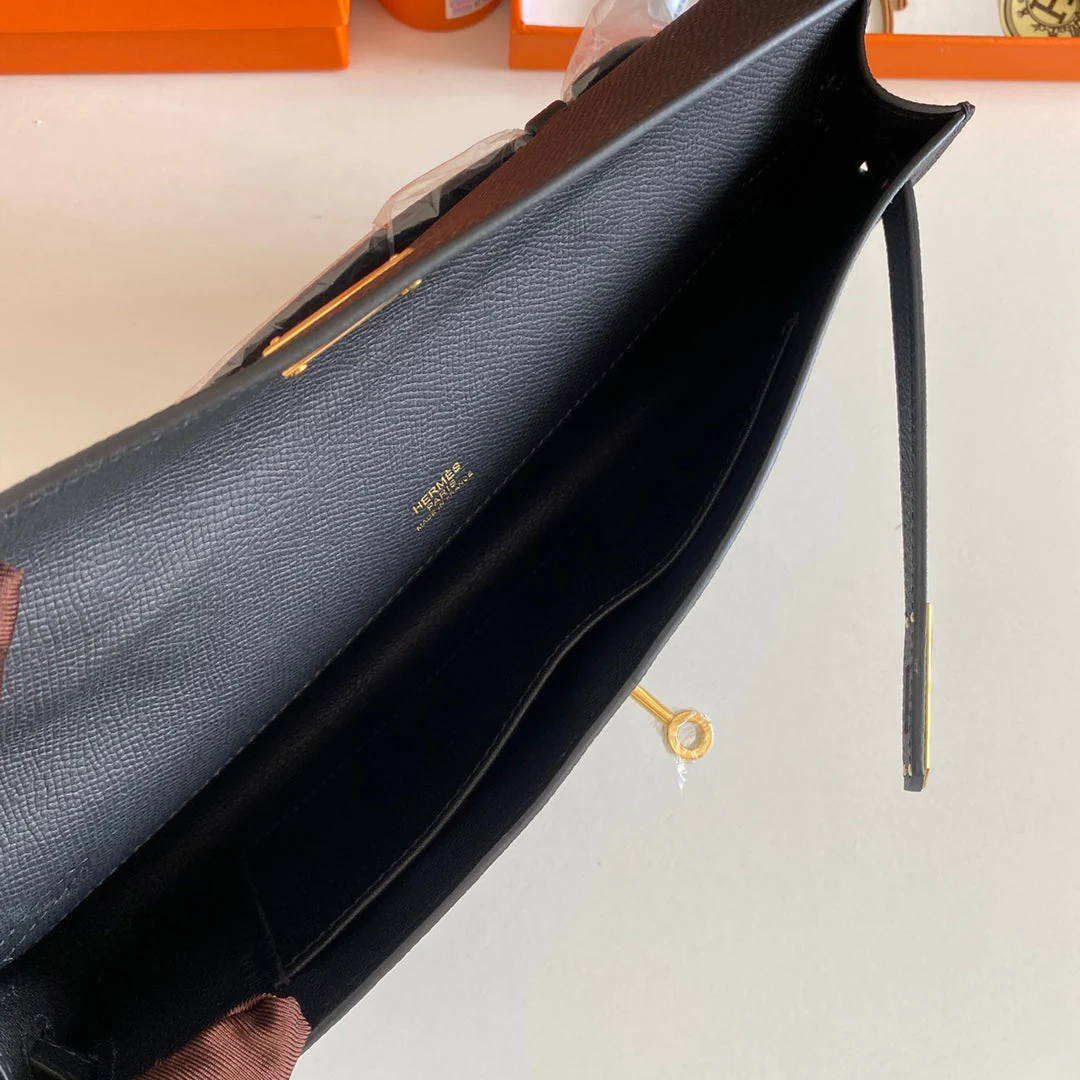 KELLY CUT 31 IN BLACK CALFSKIN WITH GOLD HARDWARE