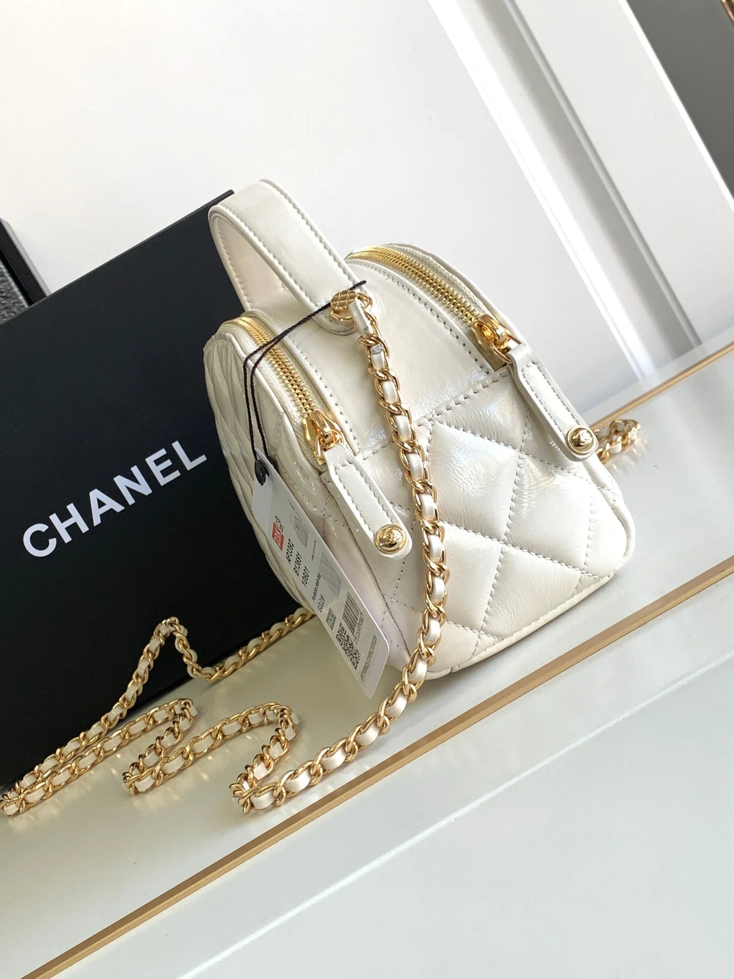 CC CLASSIC MINI 20 CLUTCH WITH STRAP IN GLOSSY WHITE CALFSKIN