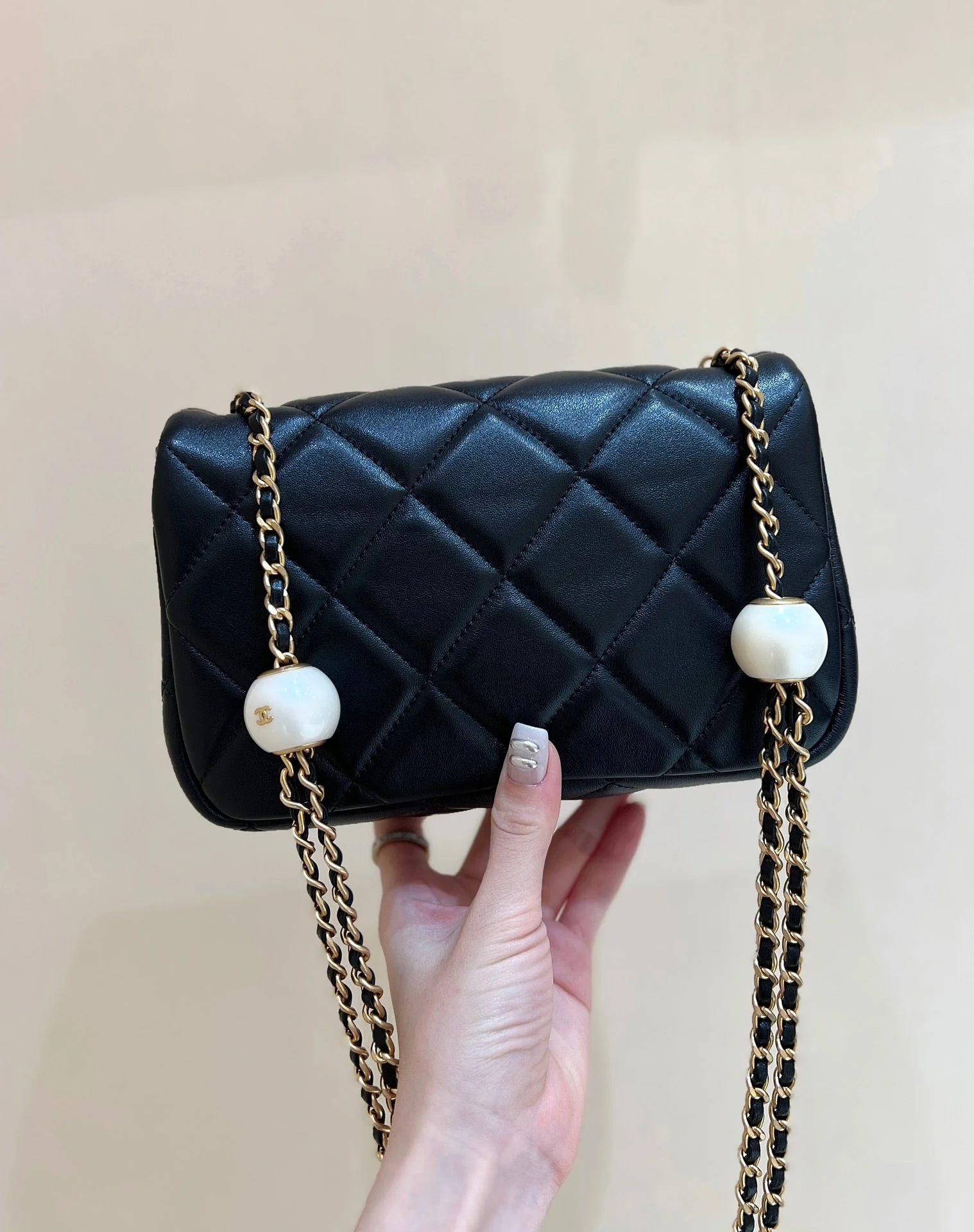25S CHANEL CROSSBODY HANDBAG 20 IN BLACK LAMBSKIN WITH PEARL CHAIN