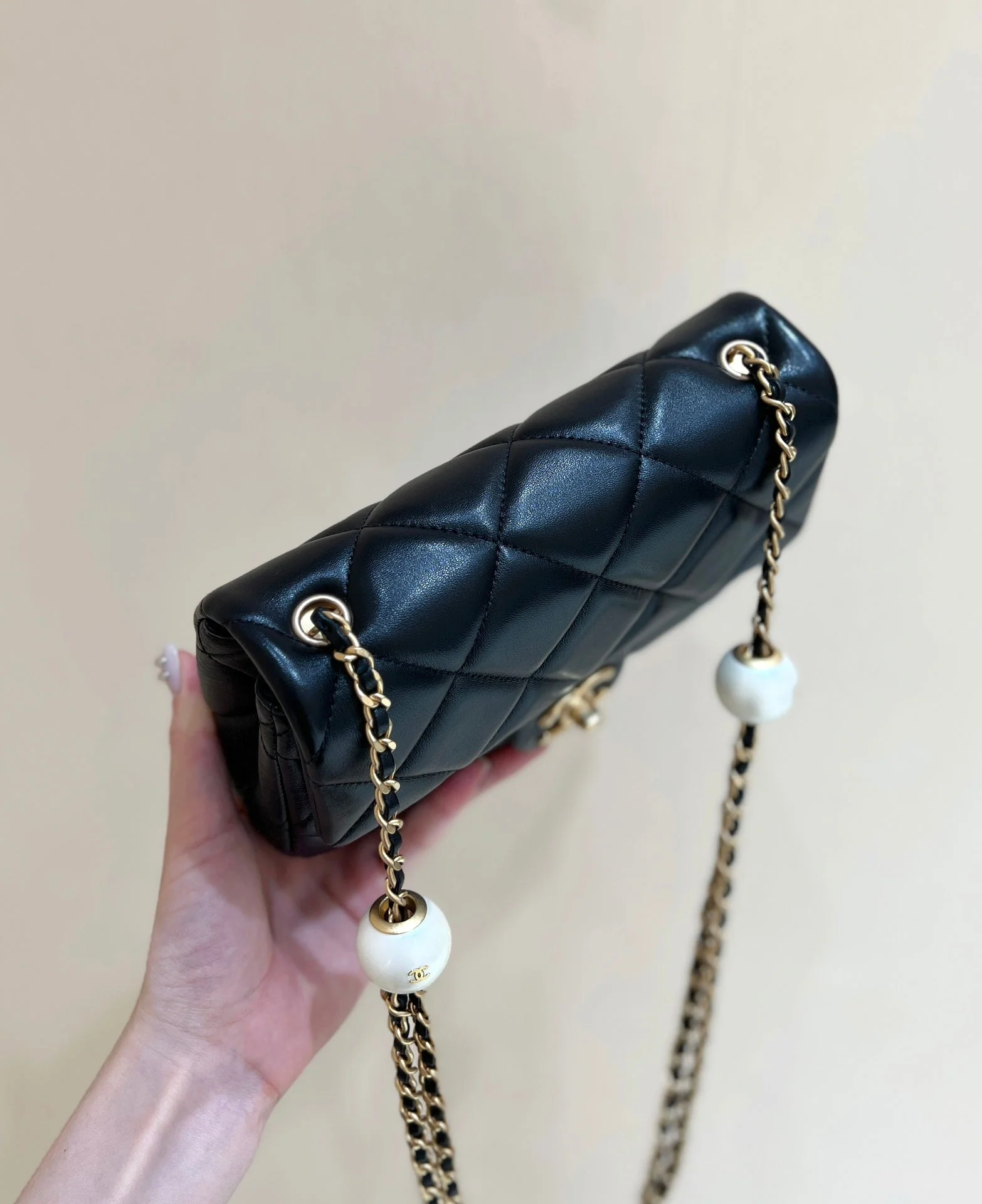 25S CHANEL CROSSBODY HANDBAG 20 IN BLACK LAMBSKIN WITH PEARL CHAIN