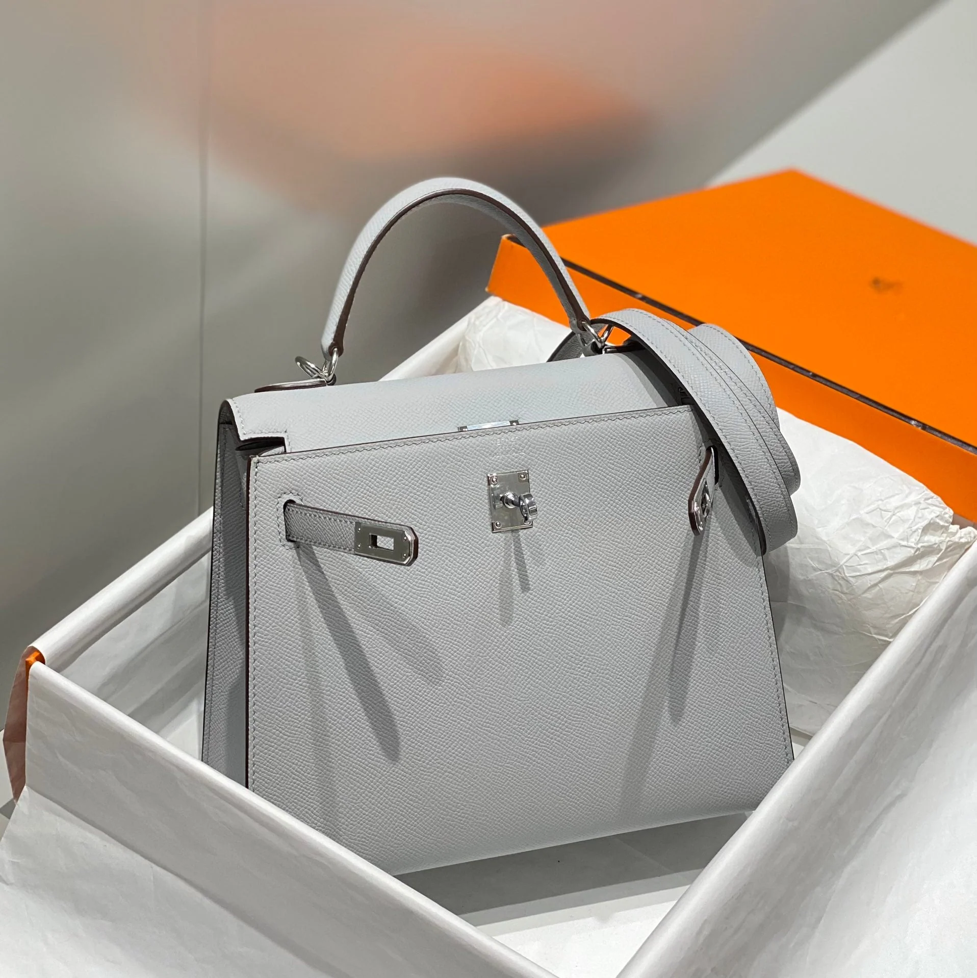 KELLY 25CM IN GRIS PERLE EPSOM CALFSKIN PALLADIUM HARDWARE
