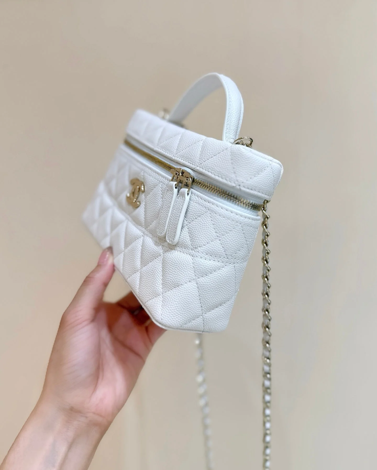 STRASS VANITY QUILTED CASE 19 IN WHITE CALFSKIN WITH GOLD METALLIC