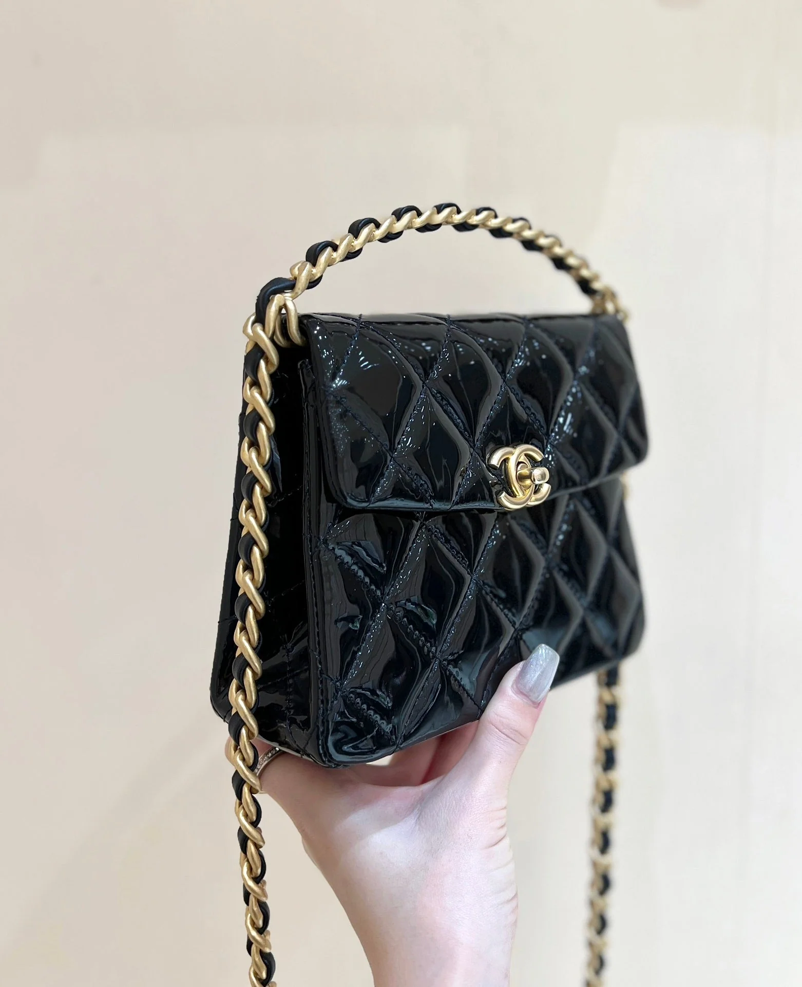 25S CHANEL TOTE CROSSBODY BAG 19 IN BLACK GLOSSY LEATHER WITH METAL HANDLE