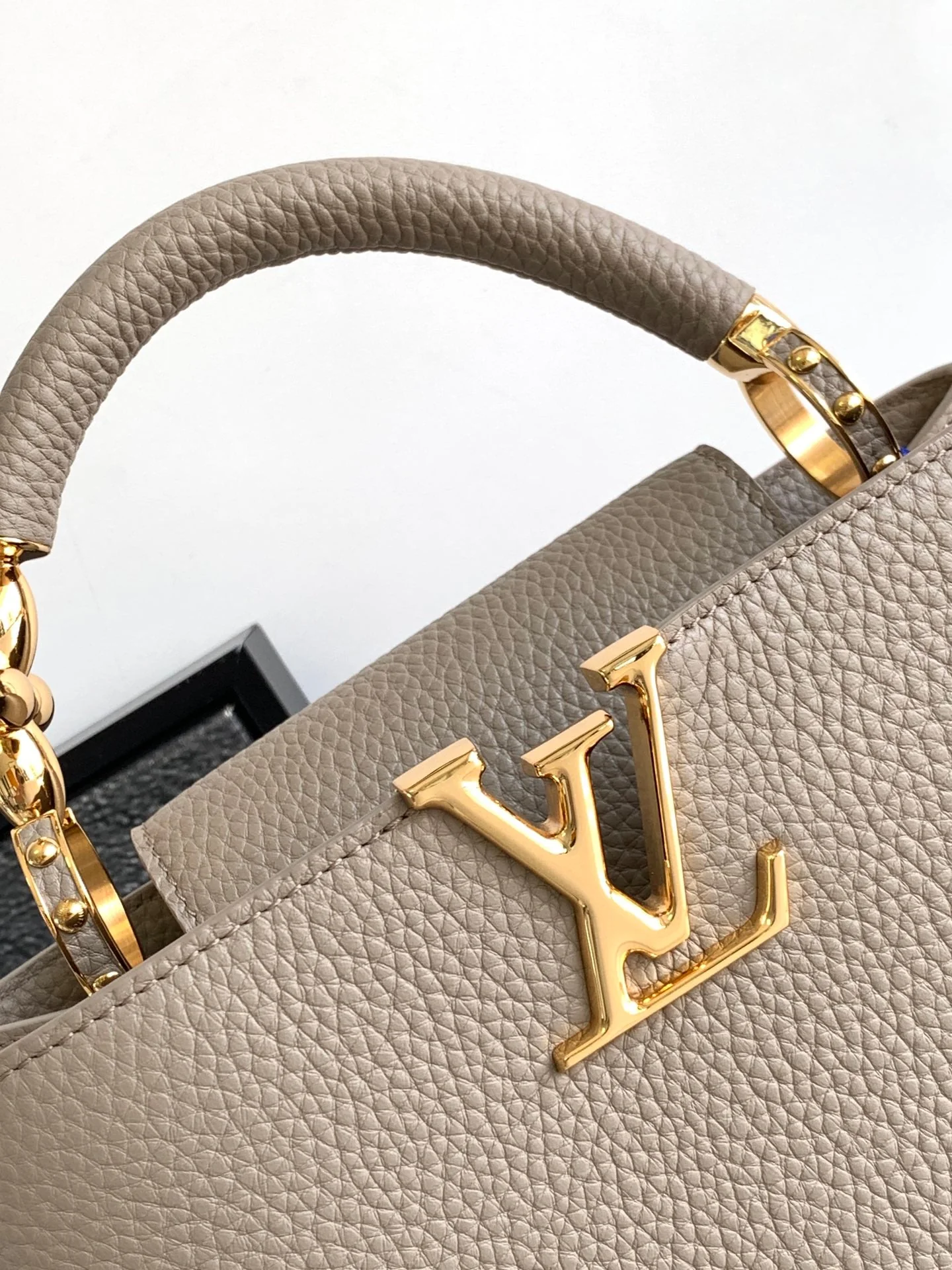 CAPUCINES BB 27 IN KHAKI BROWN TAURILLON GOLD HARDWARE