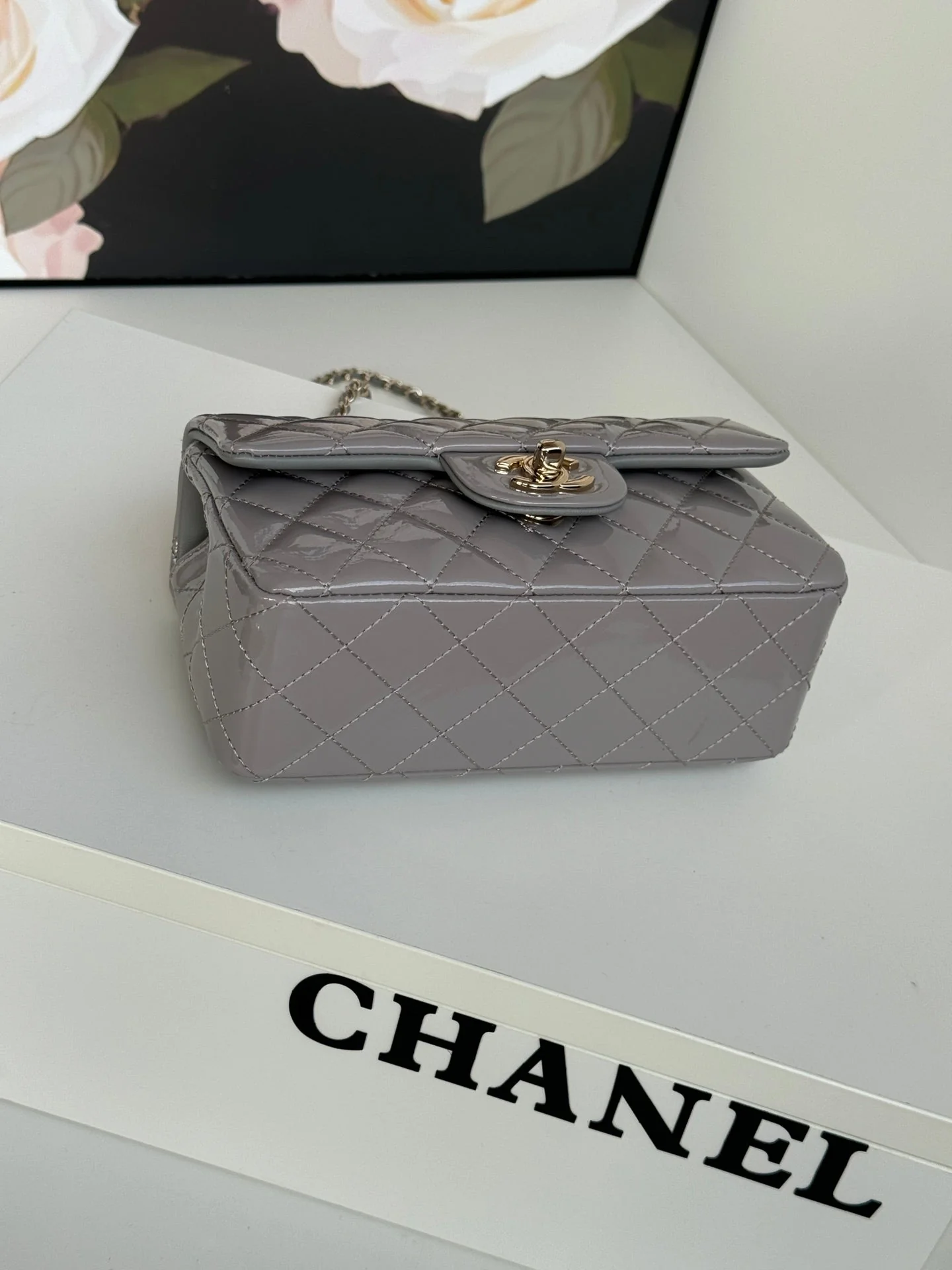 MINI FLAP BAG 20 IN LIGHT GRAY GLOSSY CALFSKIN GOLD HARDWARE