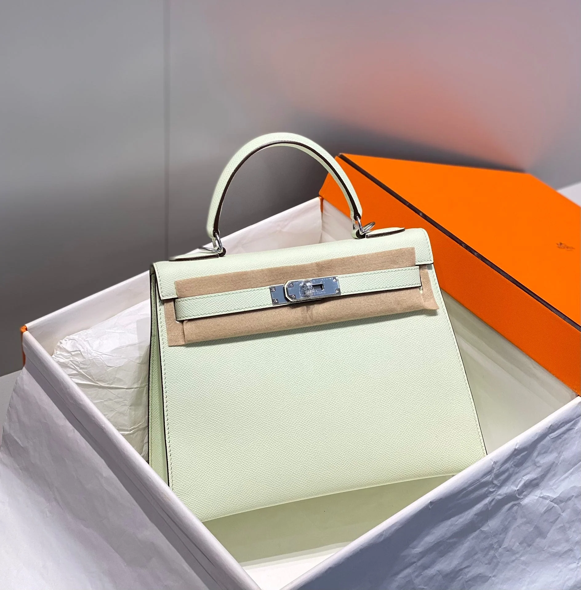 KELLY 28CM IN VERT FIZZ SWIFT CALFSKIN SILVER HARDWARE
