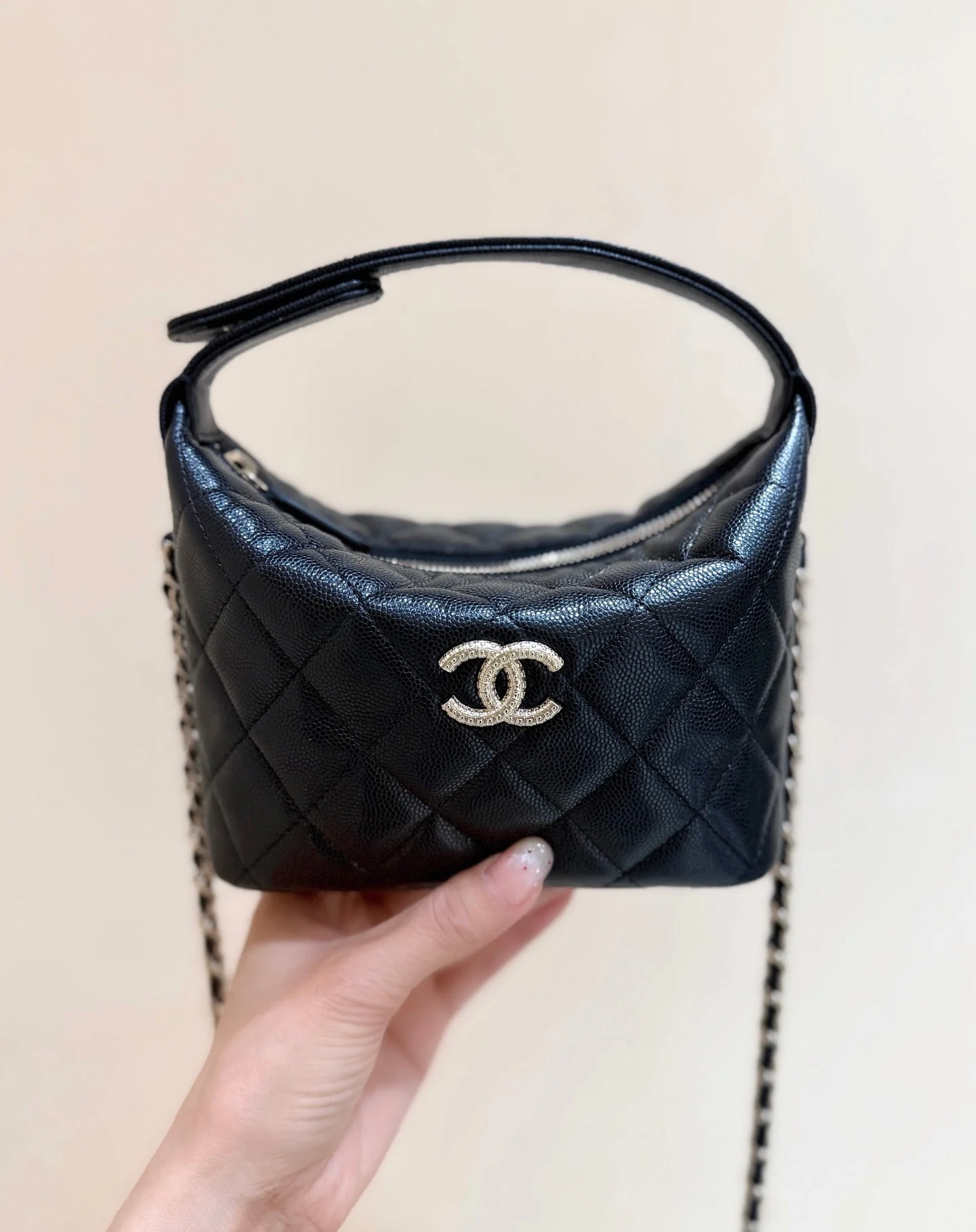 CHANEL 25S HOBO BAG 21 IN BLACK GRAINED CALFSKIN EMBELLISHED LOGO