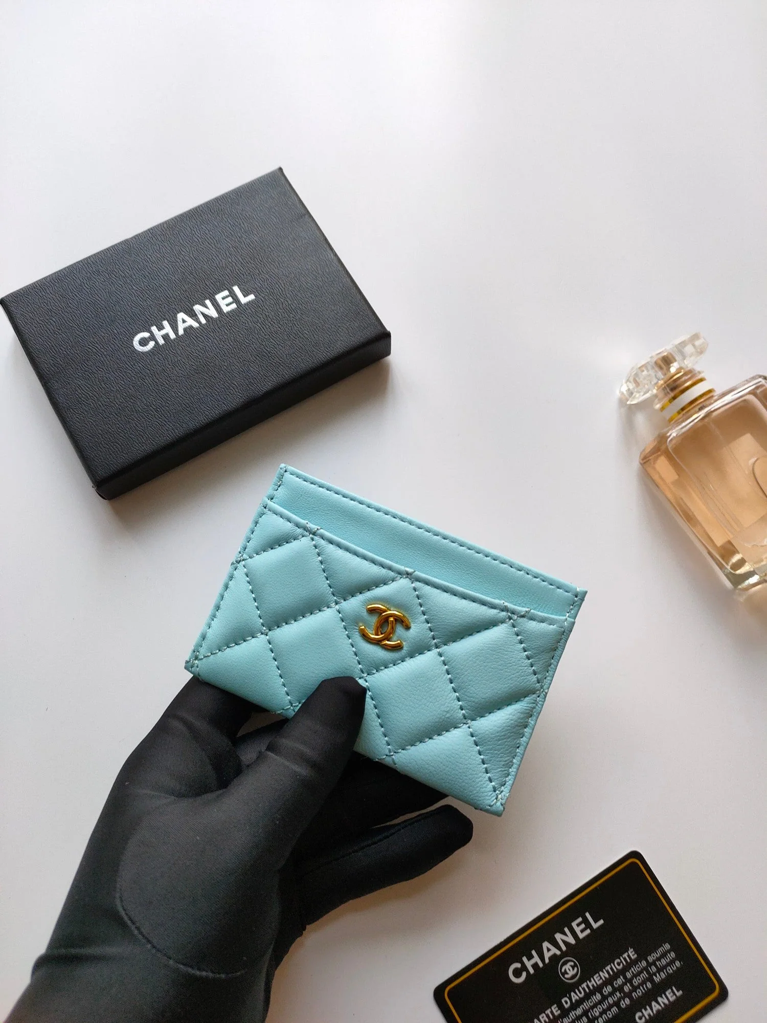 CC CARD HOLDER 11.2 SKY CALFSKIN GOLD ICON
