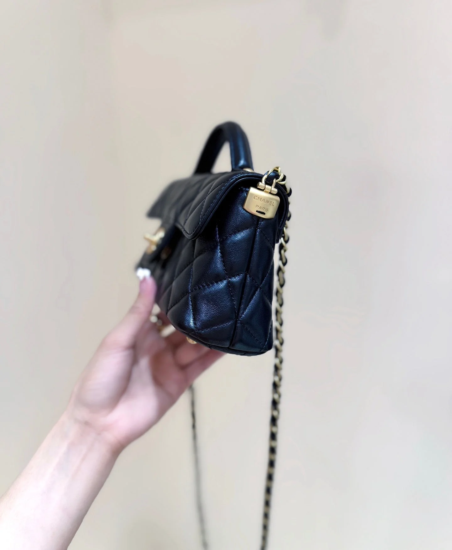 QUILTED FLAP BAG WITH HANDLE 20 IN BLACK LAMBSKIN GOLD PLATED METAL