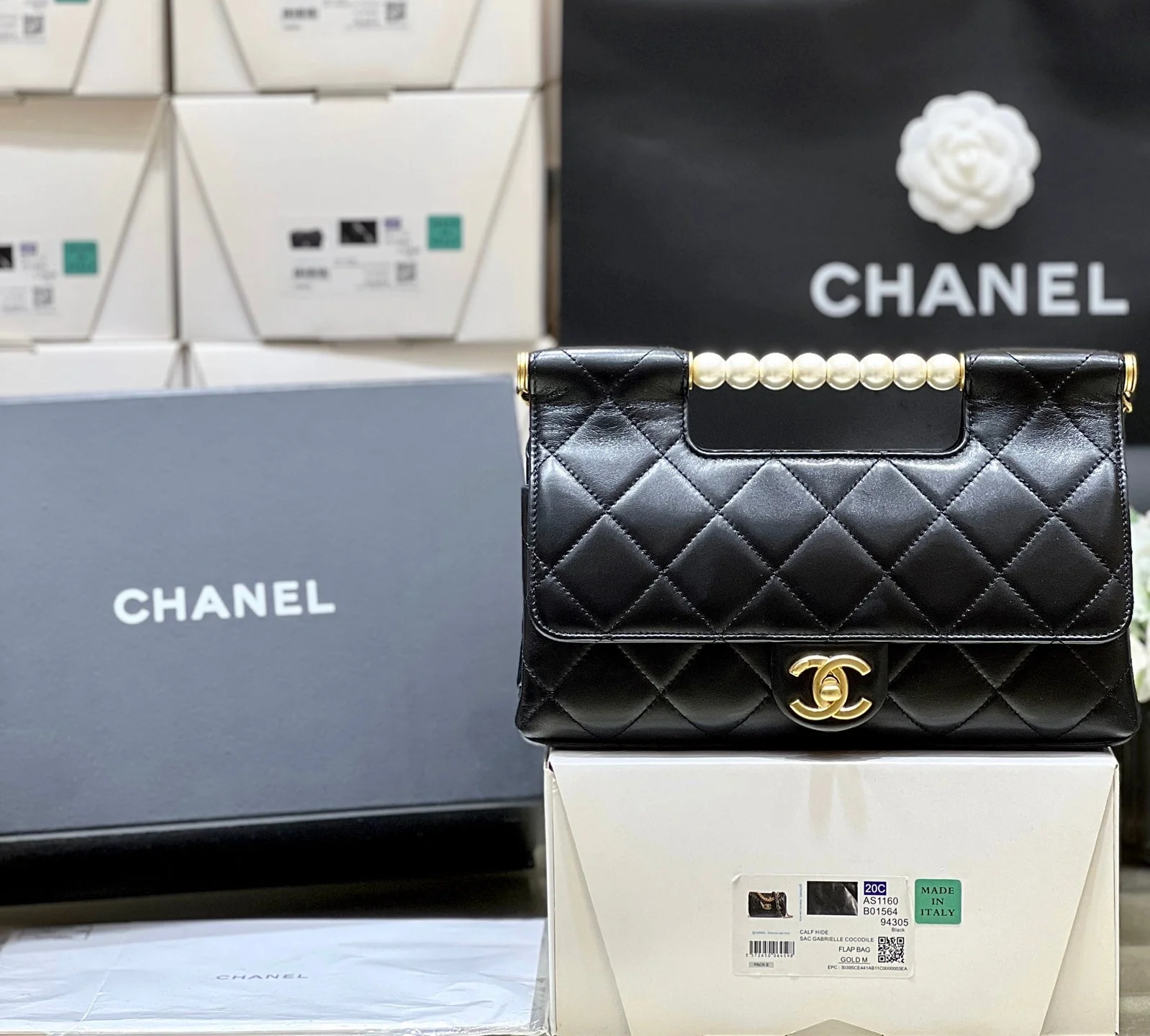 PEARL TOP HANDLE BAG 25 IN BLACK LAMBSKIN GOLD HARDWARE