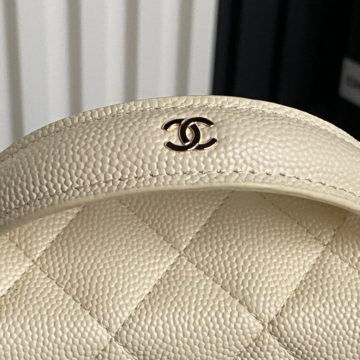 COSMETIC BAG 19 IN CREAM GRAINED CALFSKIN GOLD HARDWARE