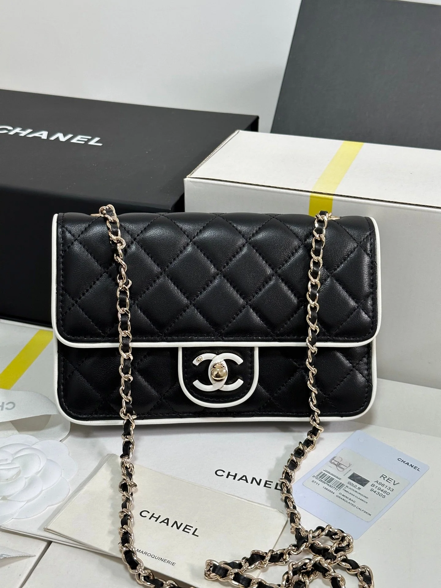 QUILTED FLAP BAG WITH WHITE TRIM 19 IN BLACK LAMBSKIN