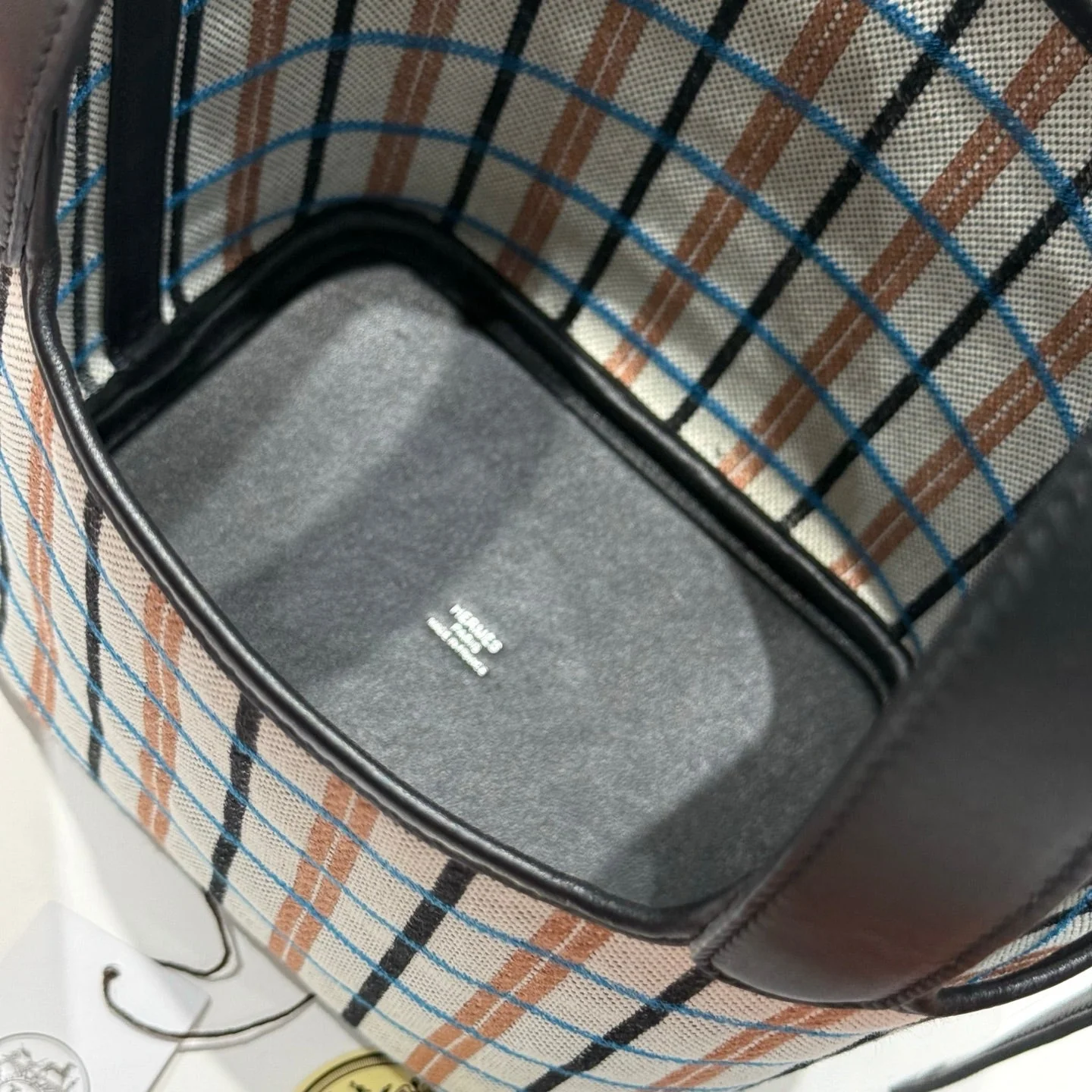PICOTIN LOCK 18 BAG IN BLACK CALFSKIN ÉCRU/NOIR/FAUVE/NOIR/BLEU ZANZIBAR EMBROIDERY PLAID CANVAS