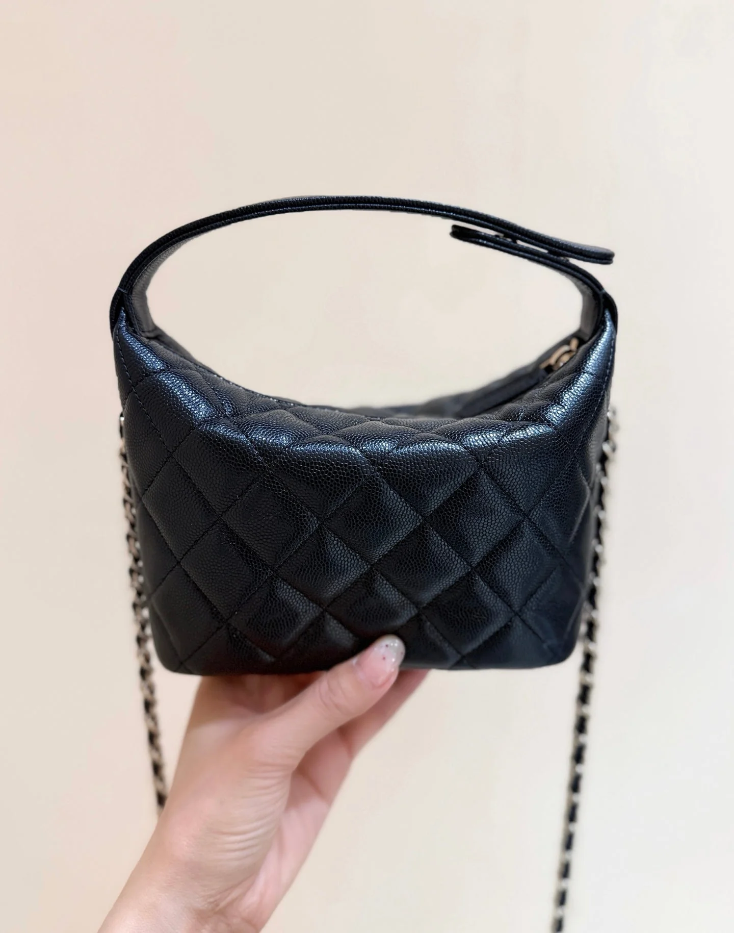 CHANEL 25S HOBO BAG 21 IN BLACK GRAINED CALFSKIN EMBELLISHED LOGO