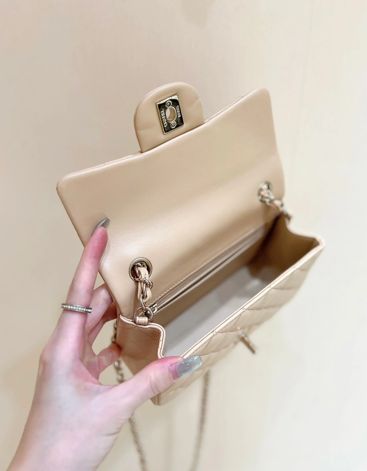 CHANEL 25S FLAP BAG 20 CM IN LIGHT BEIGE LAMBSKIN WITH GOLD HARDWARE