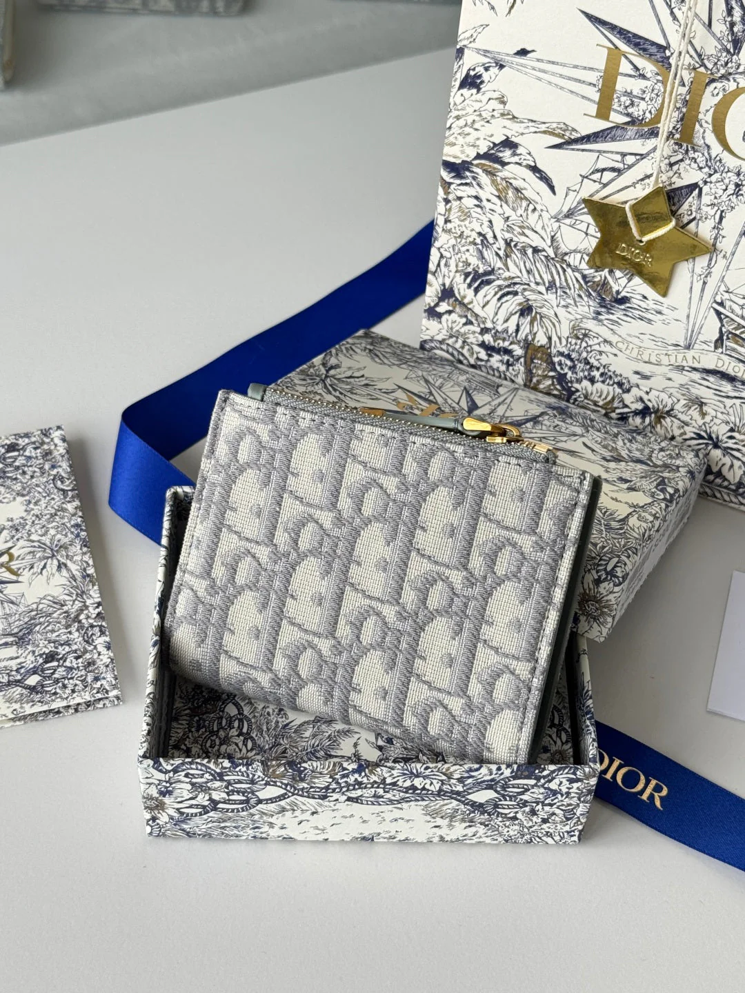 DIOR 25S 30 MONTAIGNE DAHLIA WALLET 11 IN GRAY DIOR OBLIQUE JACQUARD