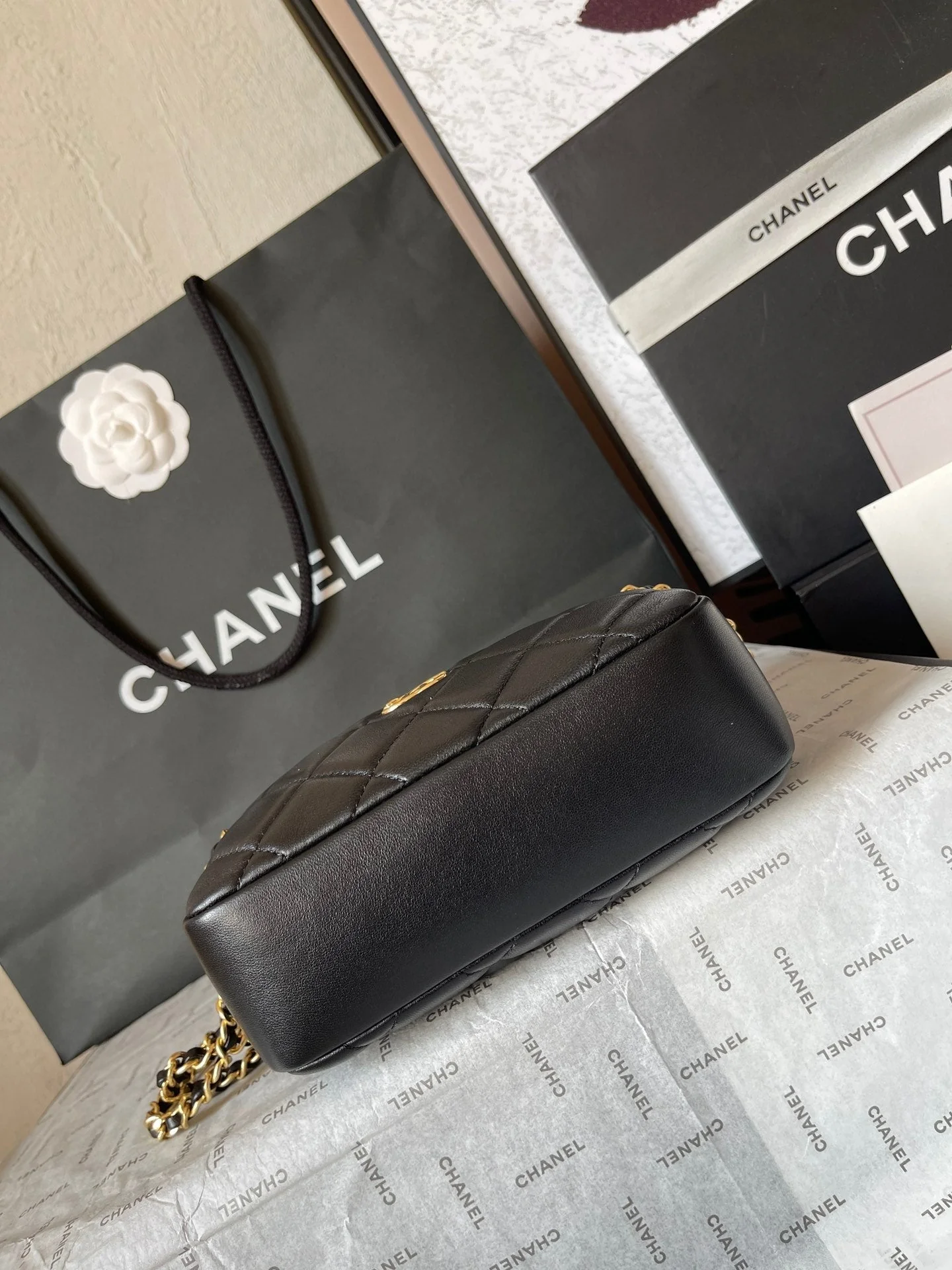 CAMERA BAG 18 IN BLACK QUILTED LAMBSKIN DOUBLE C GOLD COIN