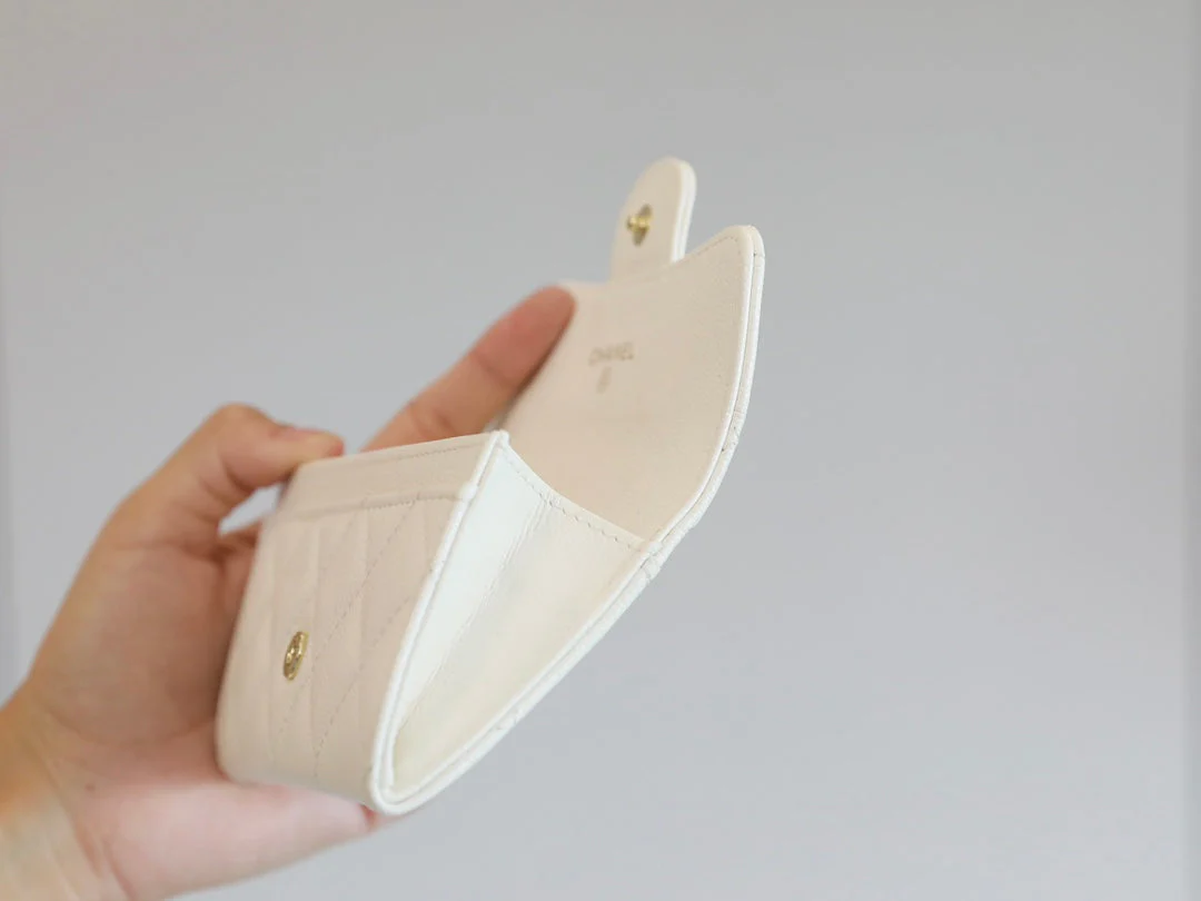 CC FLAP CARD HOLDER 11.3 WHITE GRAINED CALFSKIN GOLD ICON