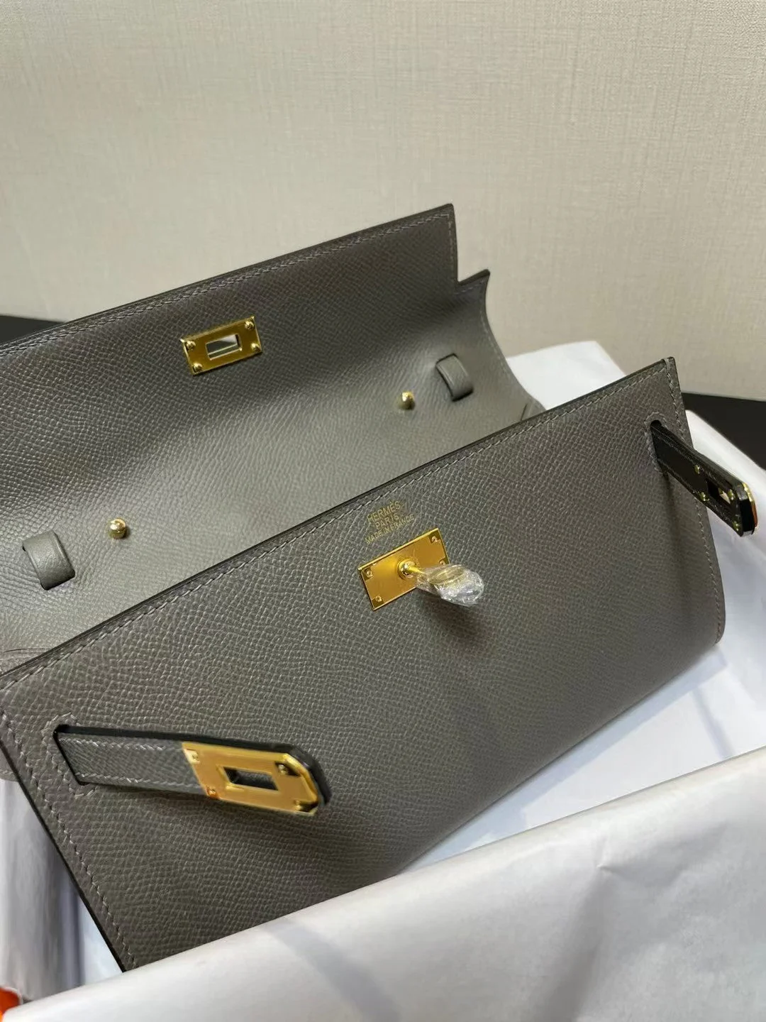 KELLY CLASSIQUE TO GO WALLET EPSOM 20 IN GREY WITH GOLD HARDWARE