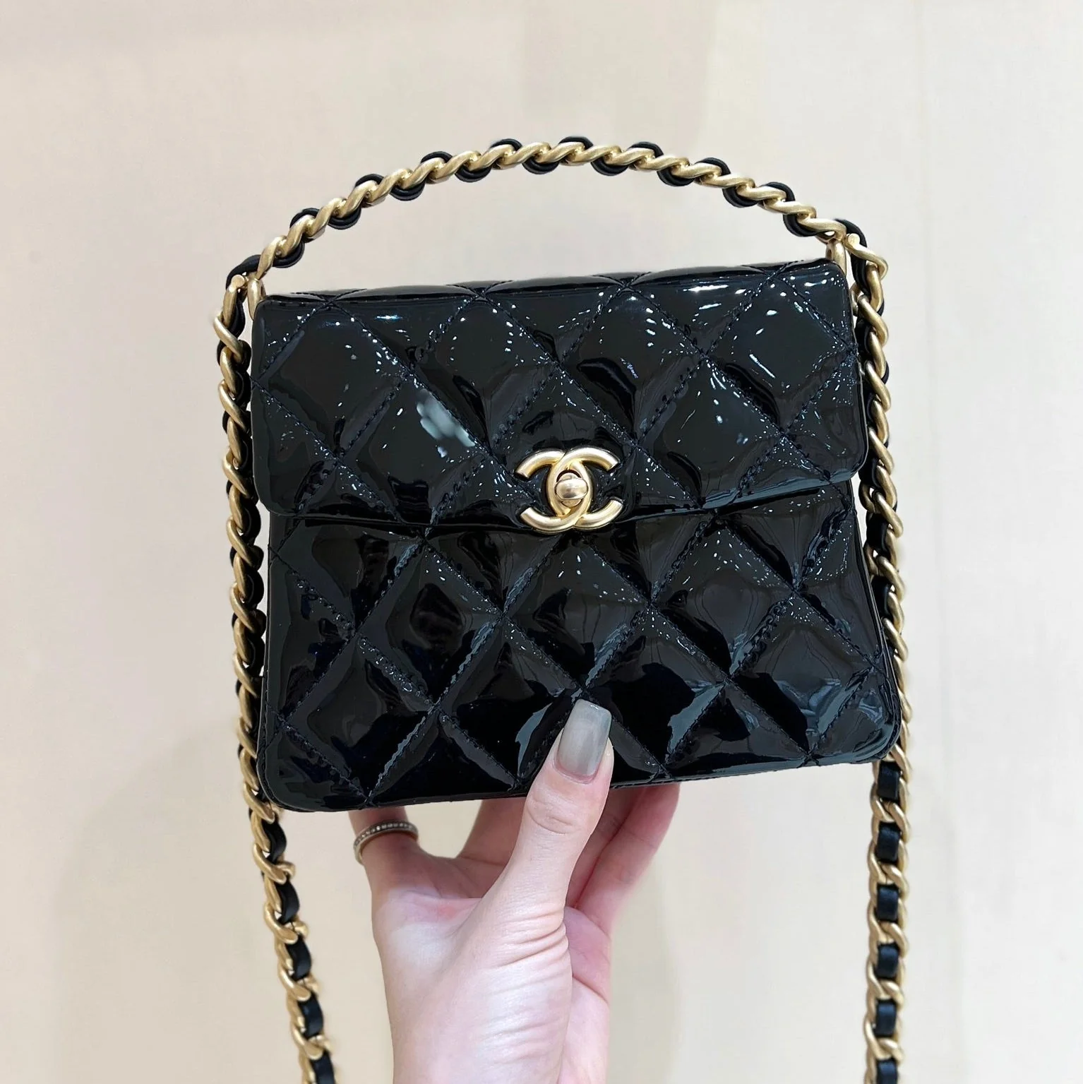 25S CHANEL TOTE CROSSBODY BAG 19 IN BLACK GLOSSY LEATHER WITH METAL HANDLE