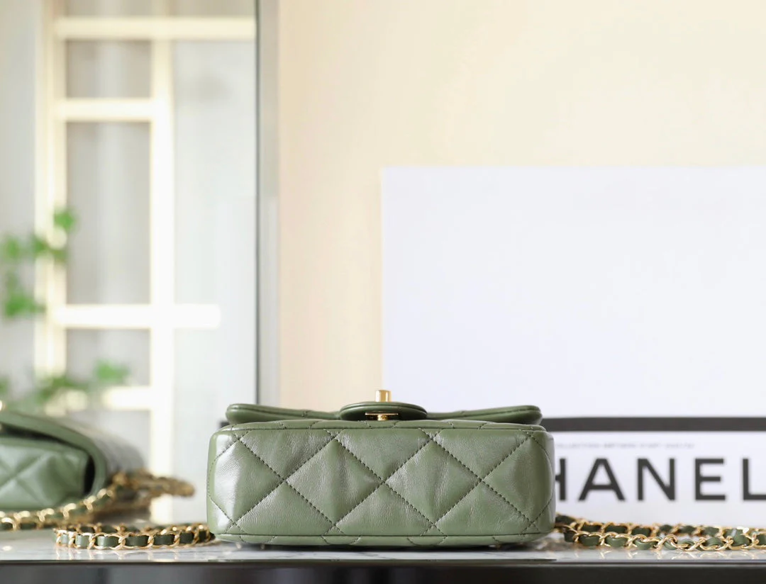 CHANEL 25S FLAP BAG 19 CM IN MOSS GREEN LAMBSKIN WITH GOLD HARDWARE