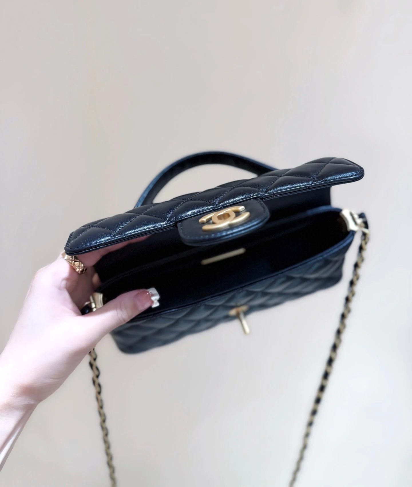 QUILTED FLAP BAG WITH HANDLE 20 IN BLACK LAMBSKIN GOLD PLATED METAL