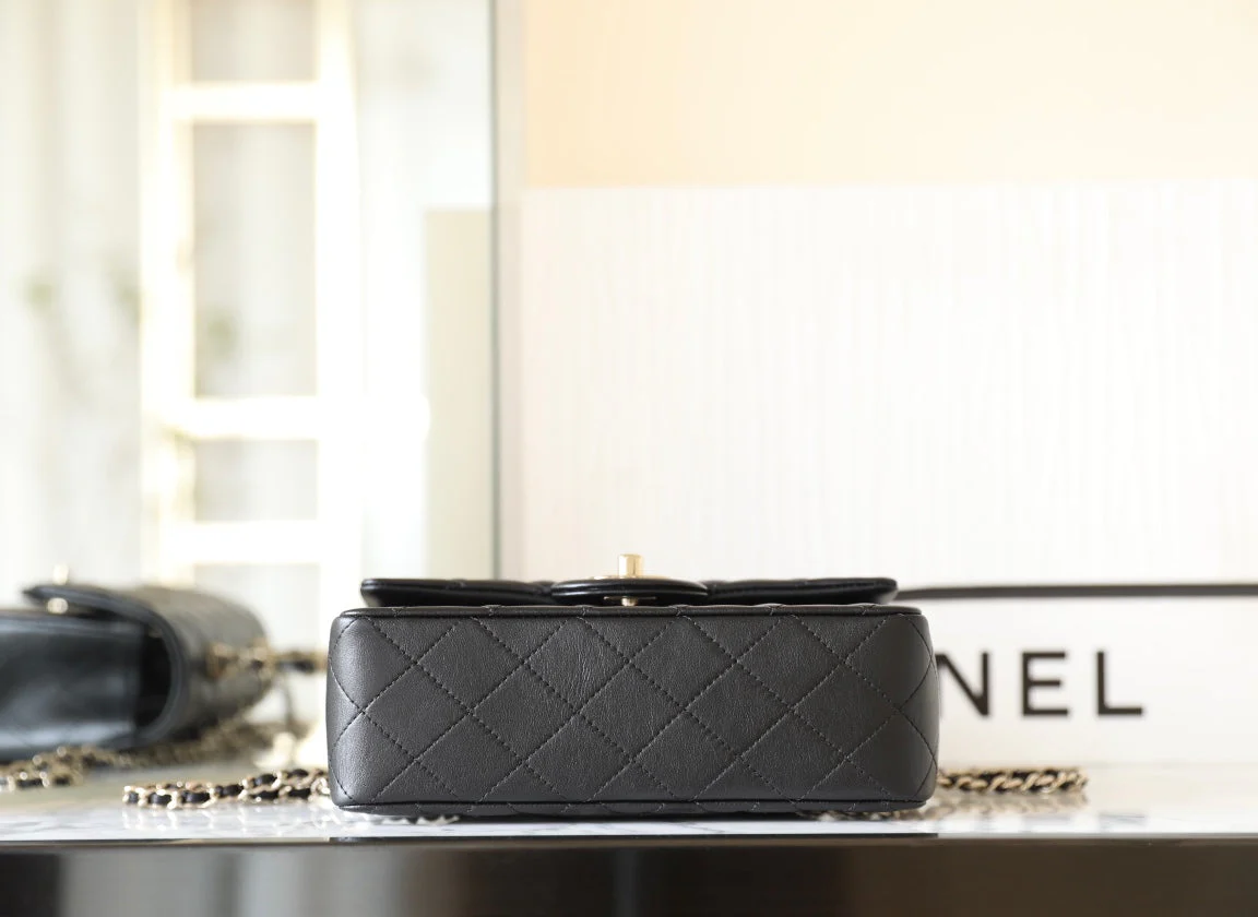 FLAP BAG 23 BLACK LAMBSKIN GOLD HARDWARE TOPHAND