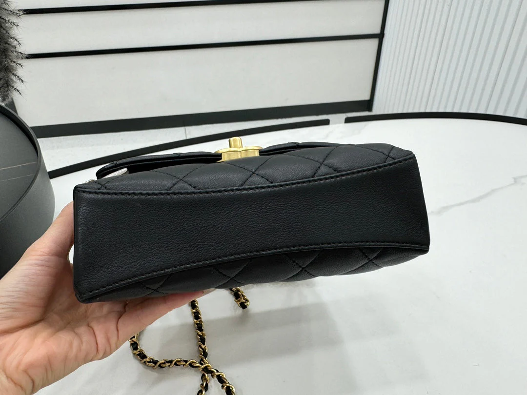 CHANEL 25S FLAP BAG 19 CM IN BLACK LAMBSKIN WITH PEARL TOP HANDLE