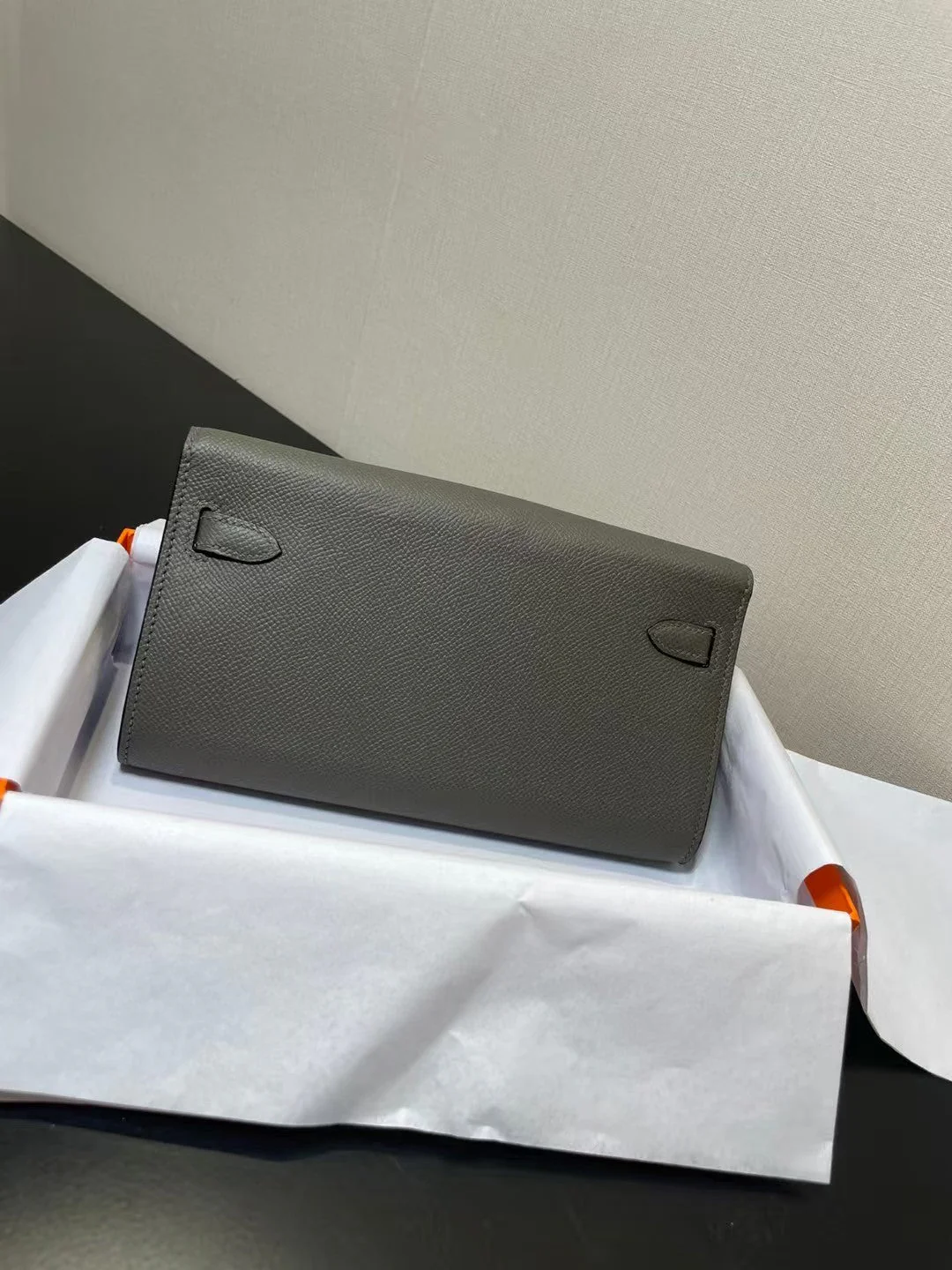 KELLY CLASSIQUE TO GO WALLET EPSOM 20 IN GREY WITH GOLD HARDWARE