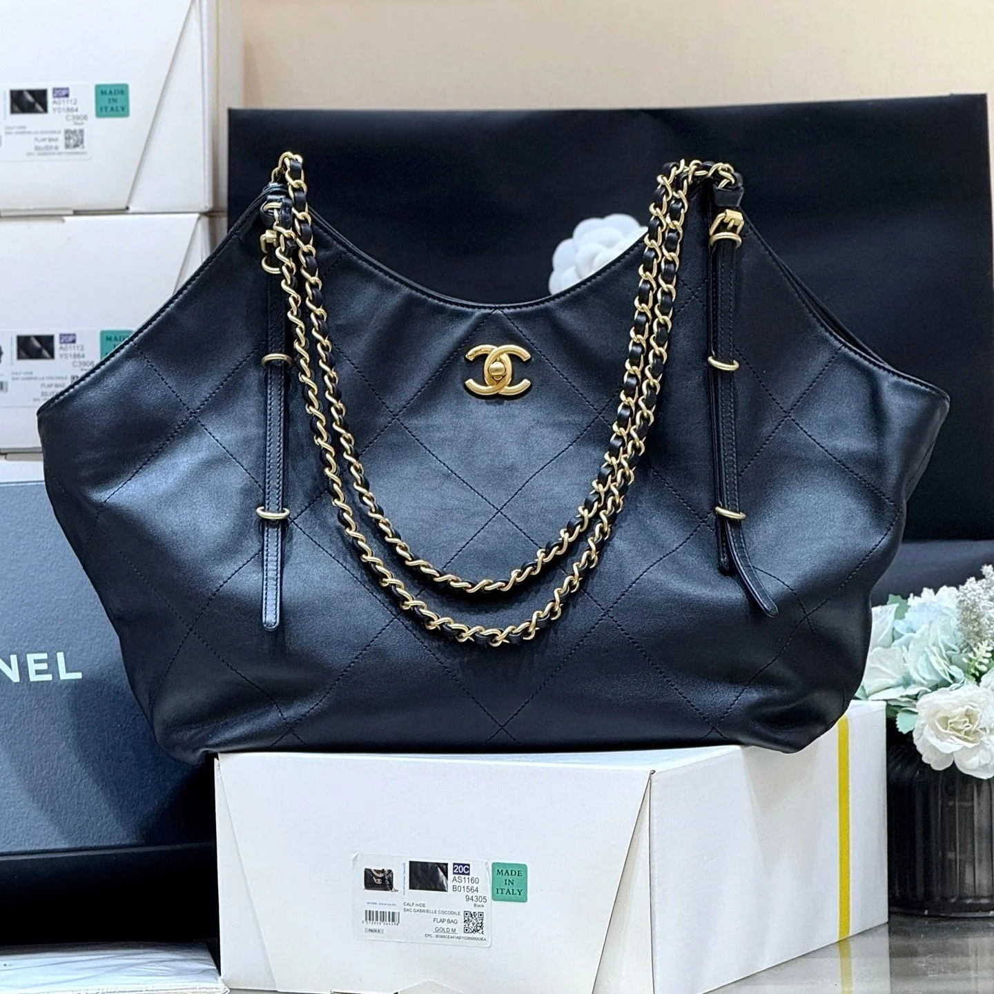 MEDIUM MAXI SHOPPING BAG 47 IN BLACK CALFSKIN GOLD-TONE METAL